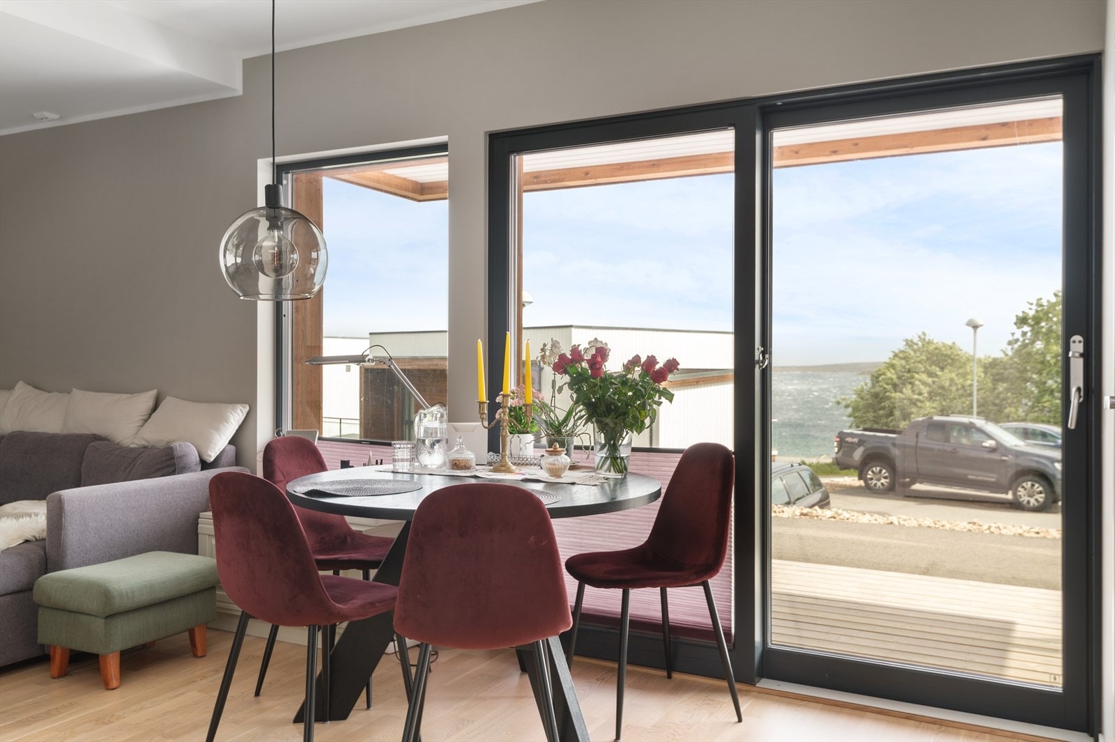 Stuen har store vindusflater som gir godt med naturlig lys og en god romfølelse. Galleribilde