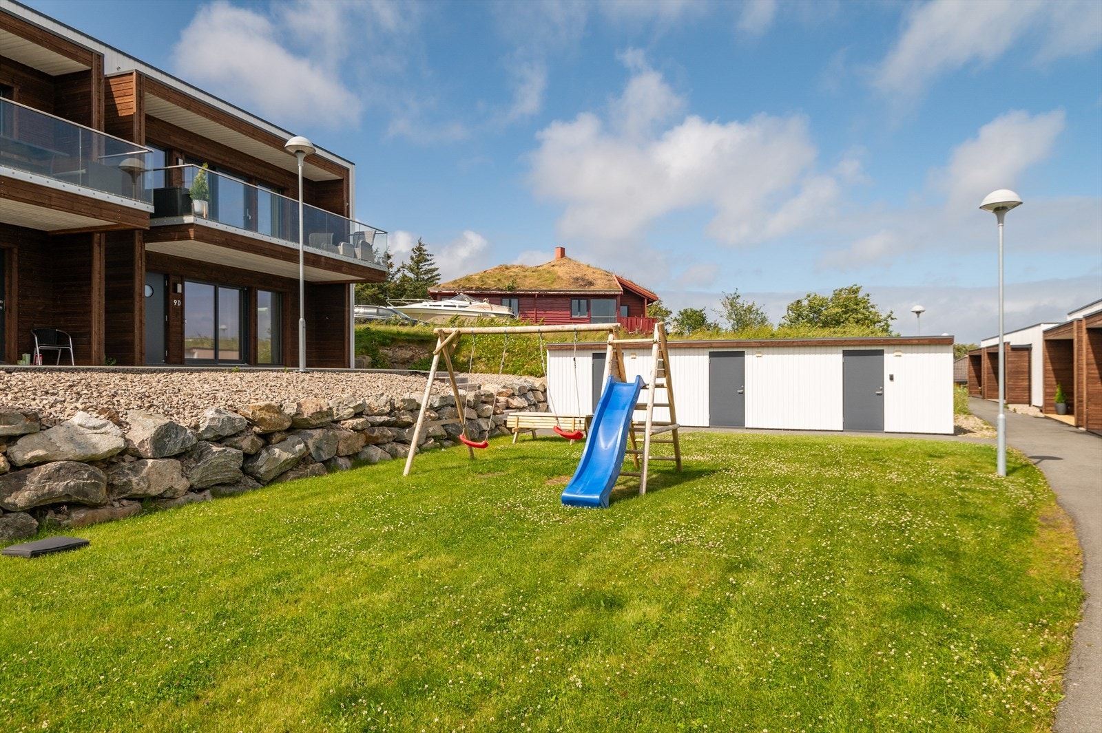 Pent opparbeidet uteområde med felles lekeplass. Galleribilde