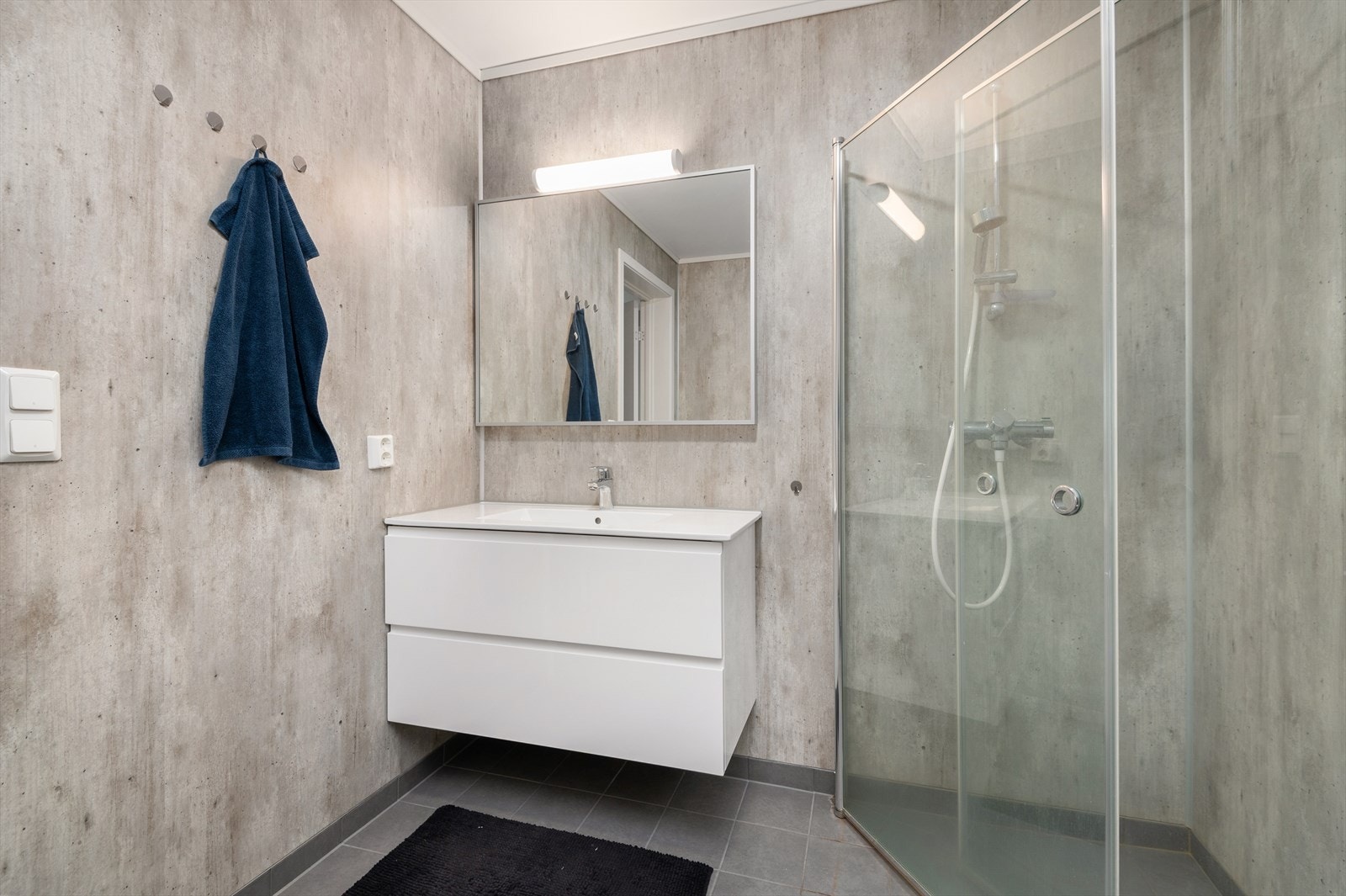 Innredningen på badet er stilrent og praktisk, rommet strekker seg over 5,5 m². Galleribilde