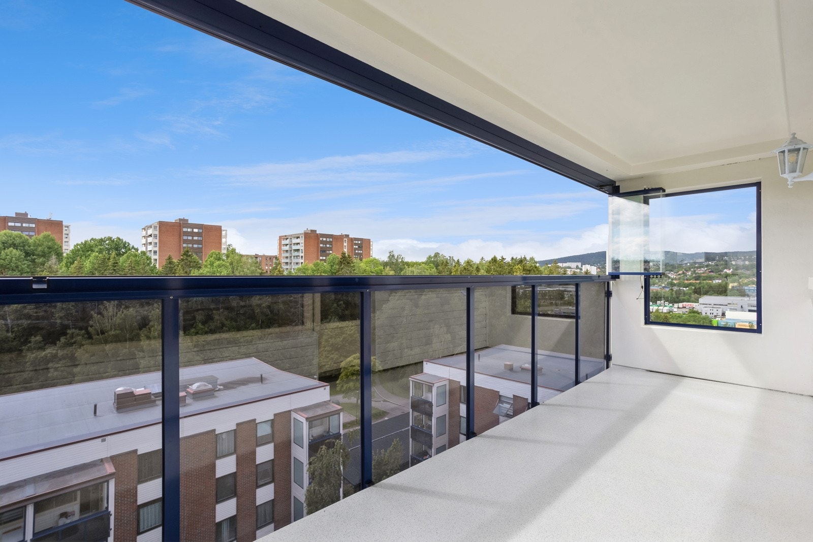 Endeleilighet med flott balkong der innglassingen kan åpnes opp og skyves helt til side på godværsdager. Galleribilde