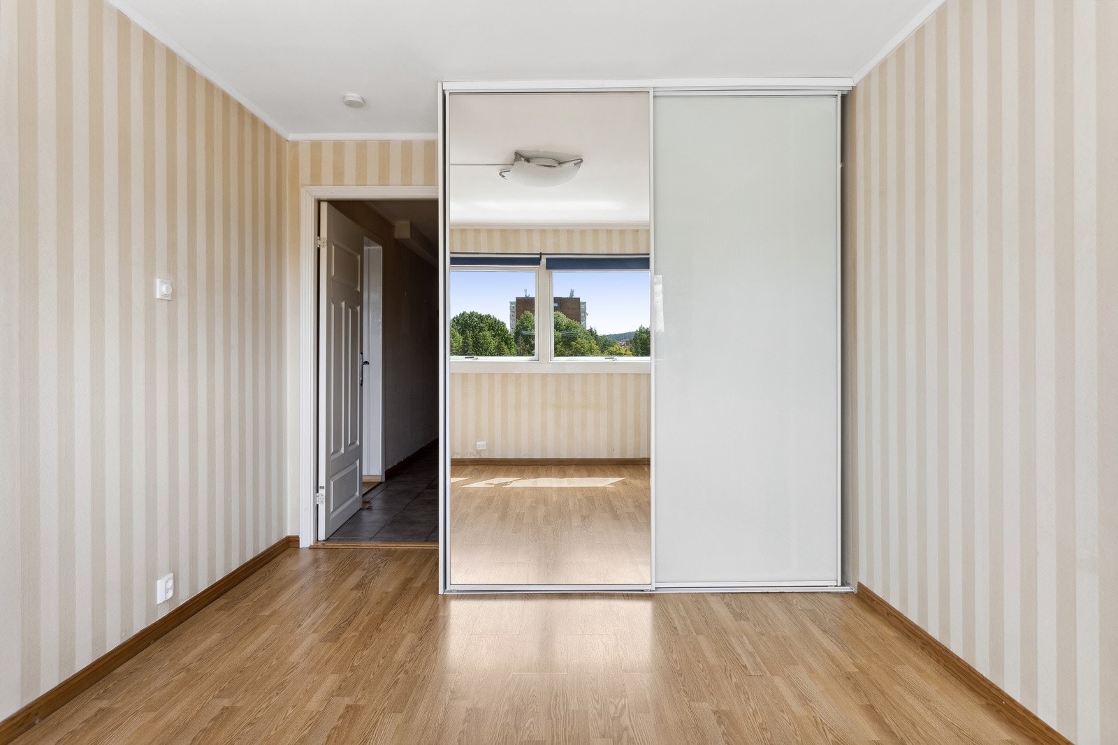 Soverom med skyvedørsgarderobe. Galleribilde