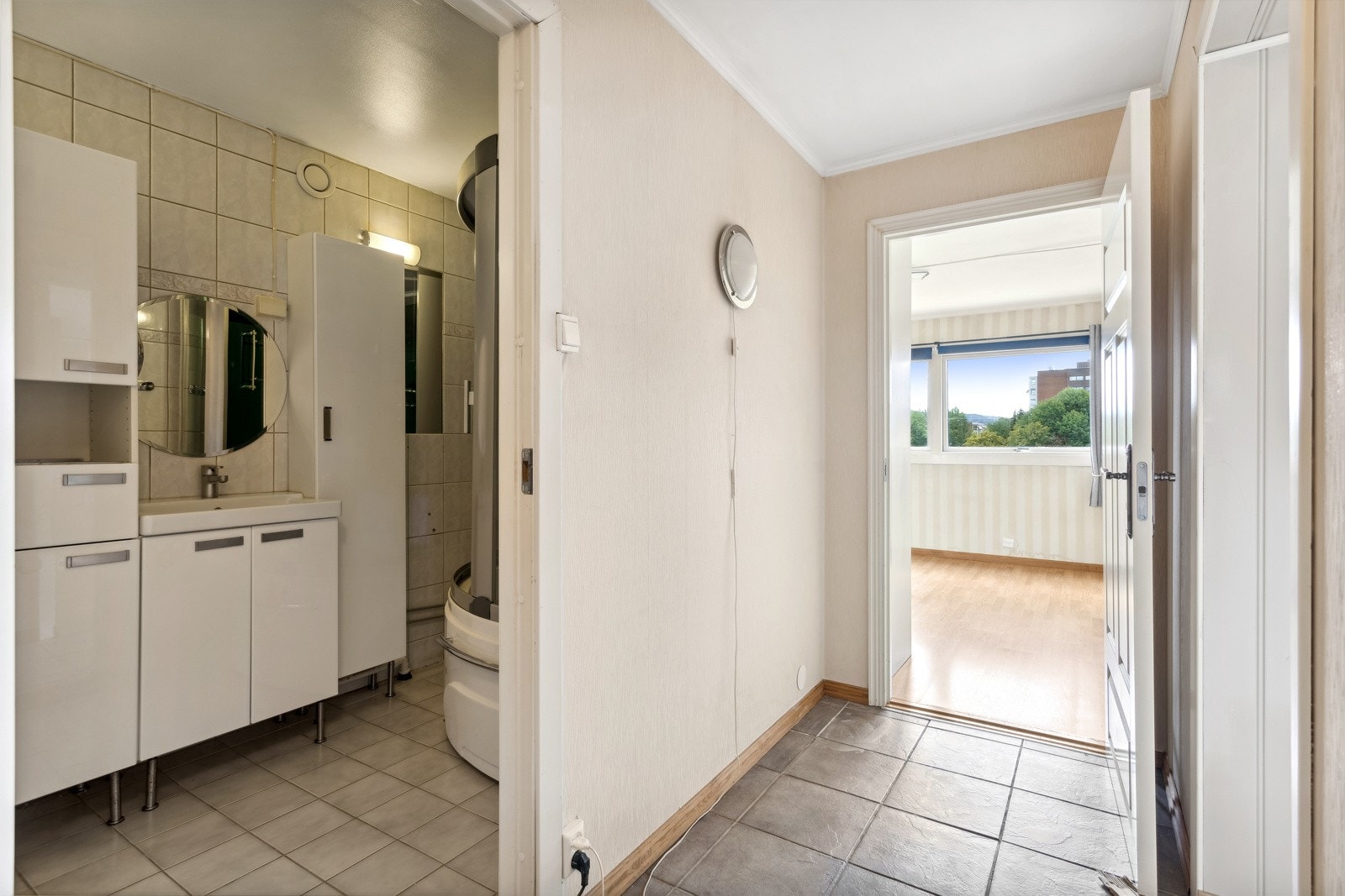 Entré med garderobeskap for oppheng av yttertøy, sko mm. Galleribilde