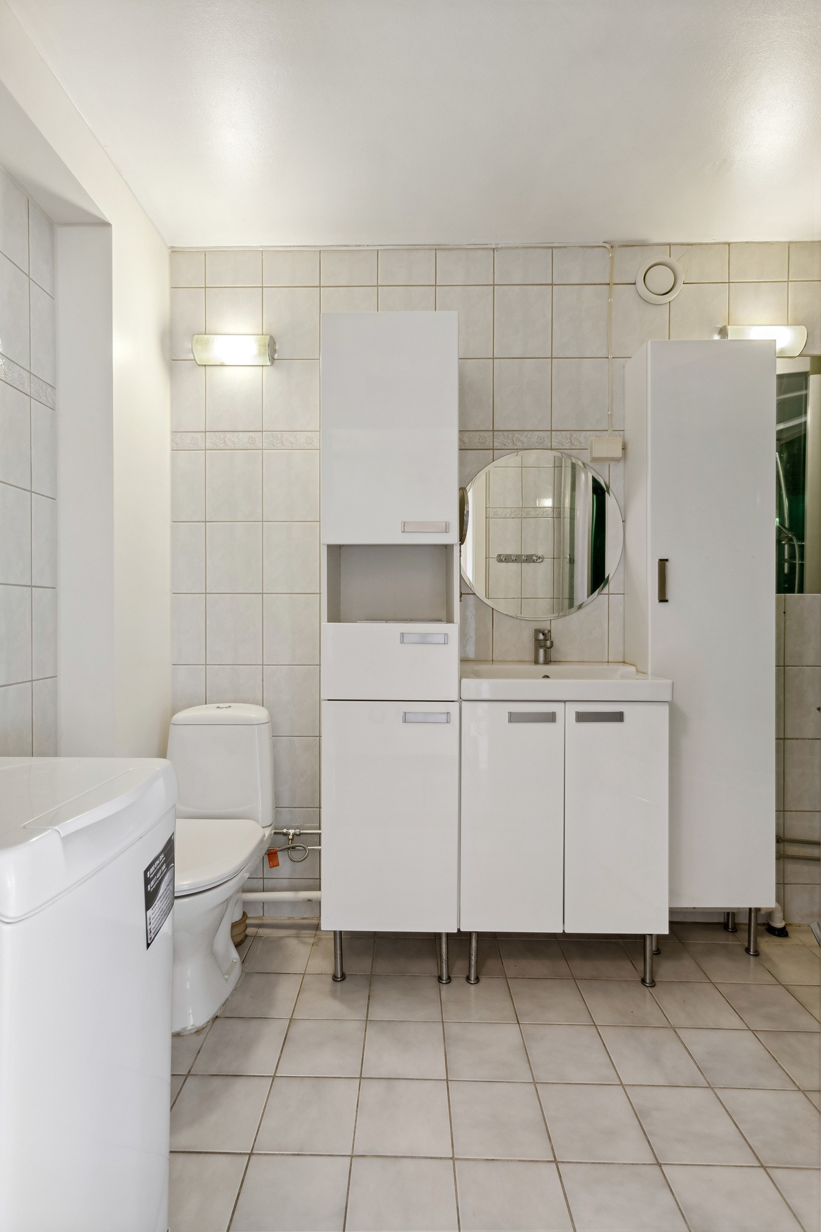 Baderom av god størrelse med innredning med god oppbevaringsplass. Galleribilde