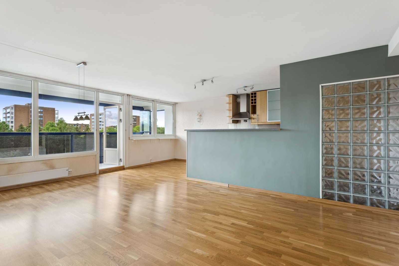 Velkommen til stor 2-roms utsiktsleilighet med stor, innglasset balkong. Heis i bygget. Galleribilde