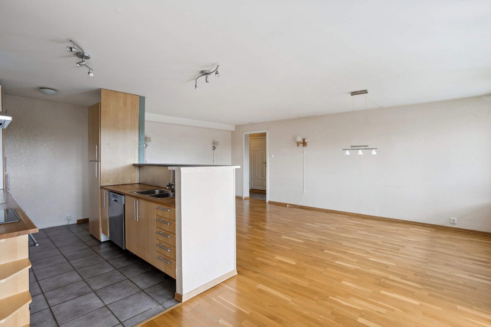 Kjøkken med åpen og fin løsning mot stor stue. Galleribilde