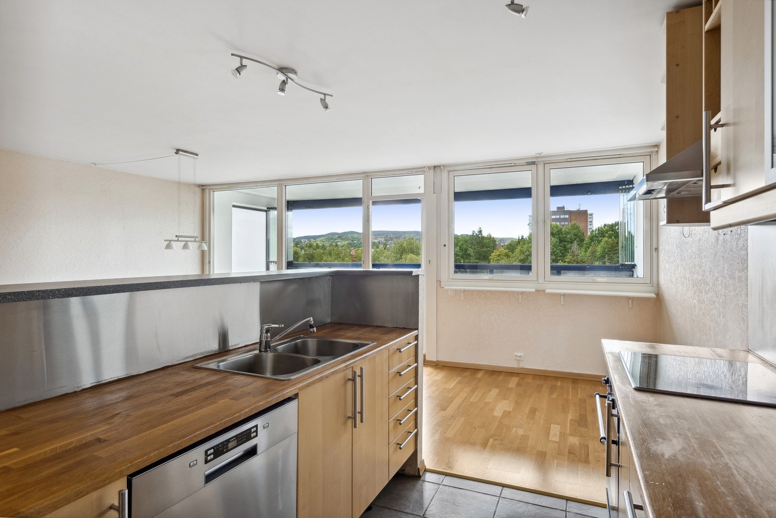 Åpen kjøkkenløsning med god plass til spisebord. Galleribilde