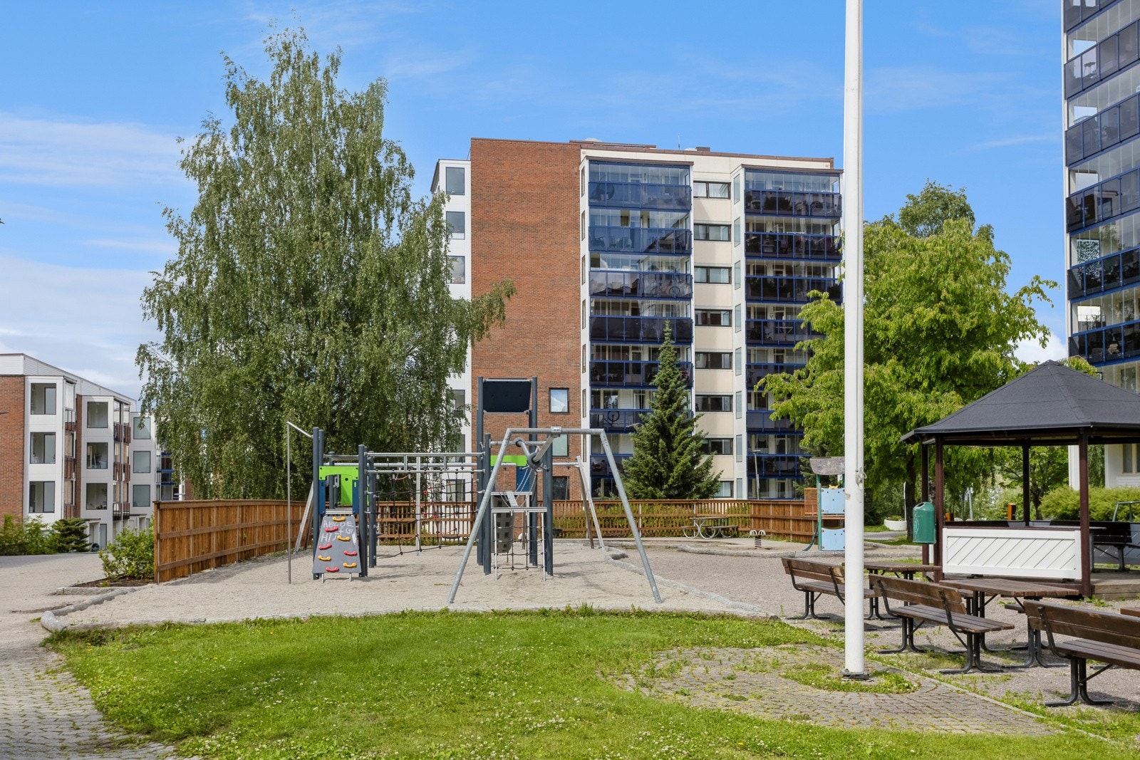 Fine grøntarealer og lekearealer i borettslaget. Galleribilde