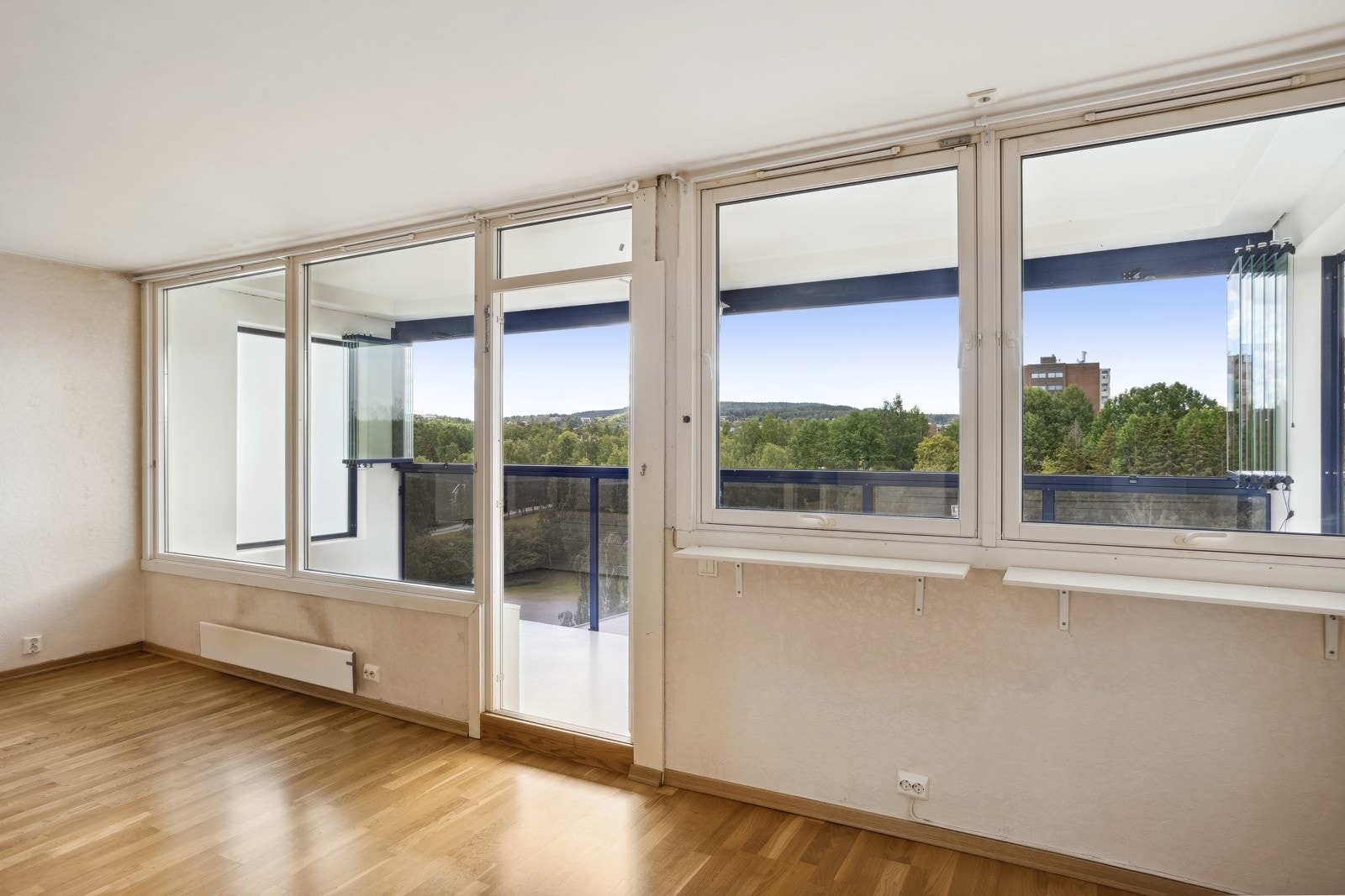 Store vindusflater gir ekstra godt med lys inn i leiligheten. Galleribilde