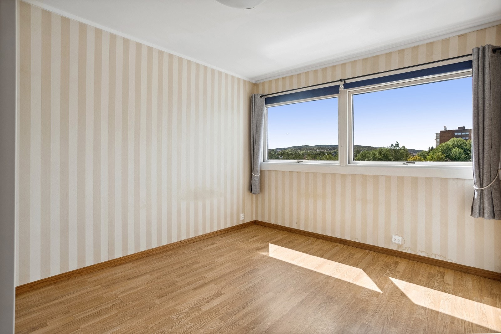 Soverom av god størrelse med store vindusflater som gir godt medl lys. Galleribilde