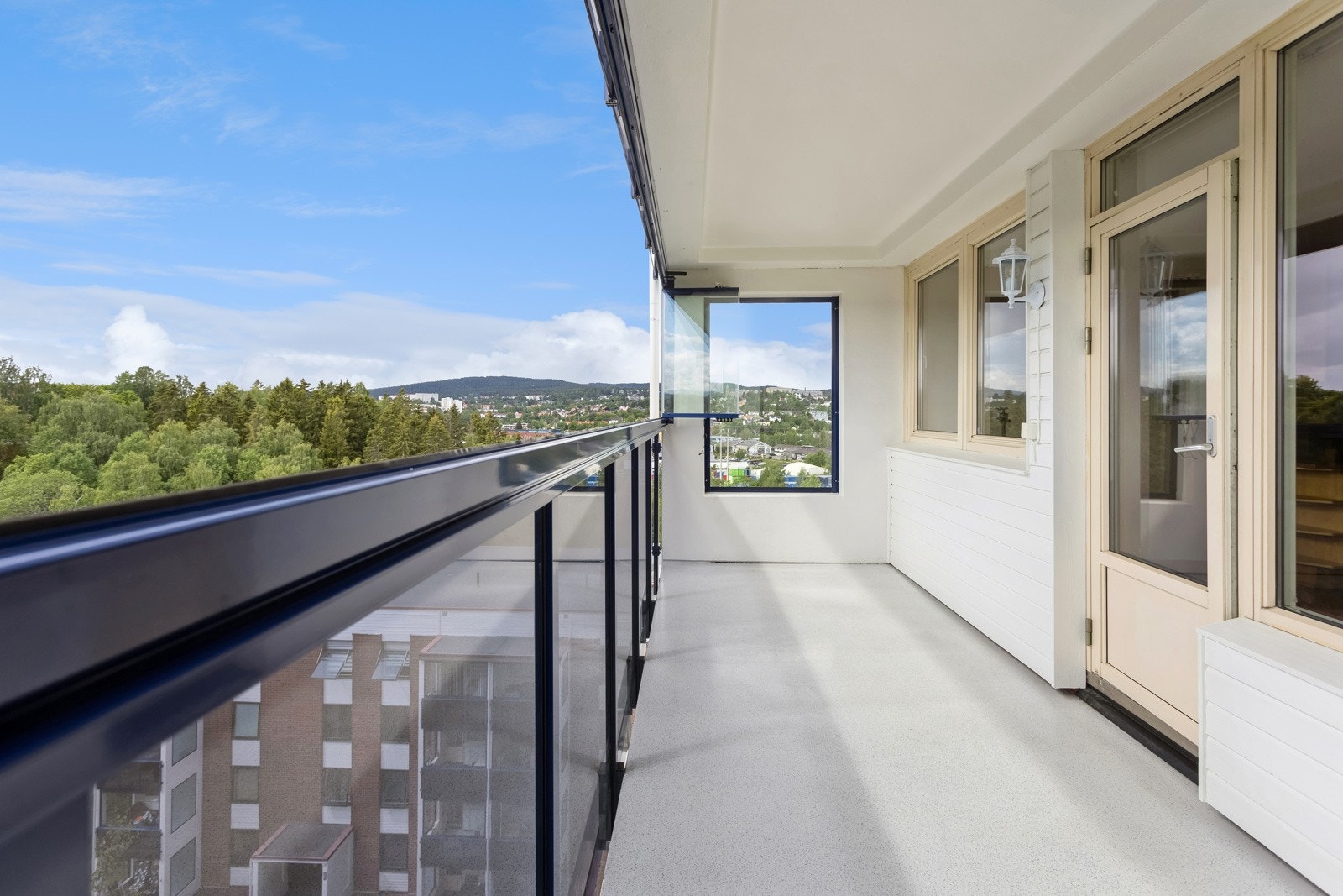 Flott og stor balkong med innglassing som kan åpnes opp å skyve helt tilside på godværsdager. Galleribilde