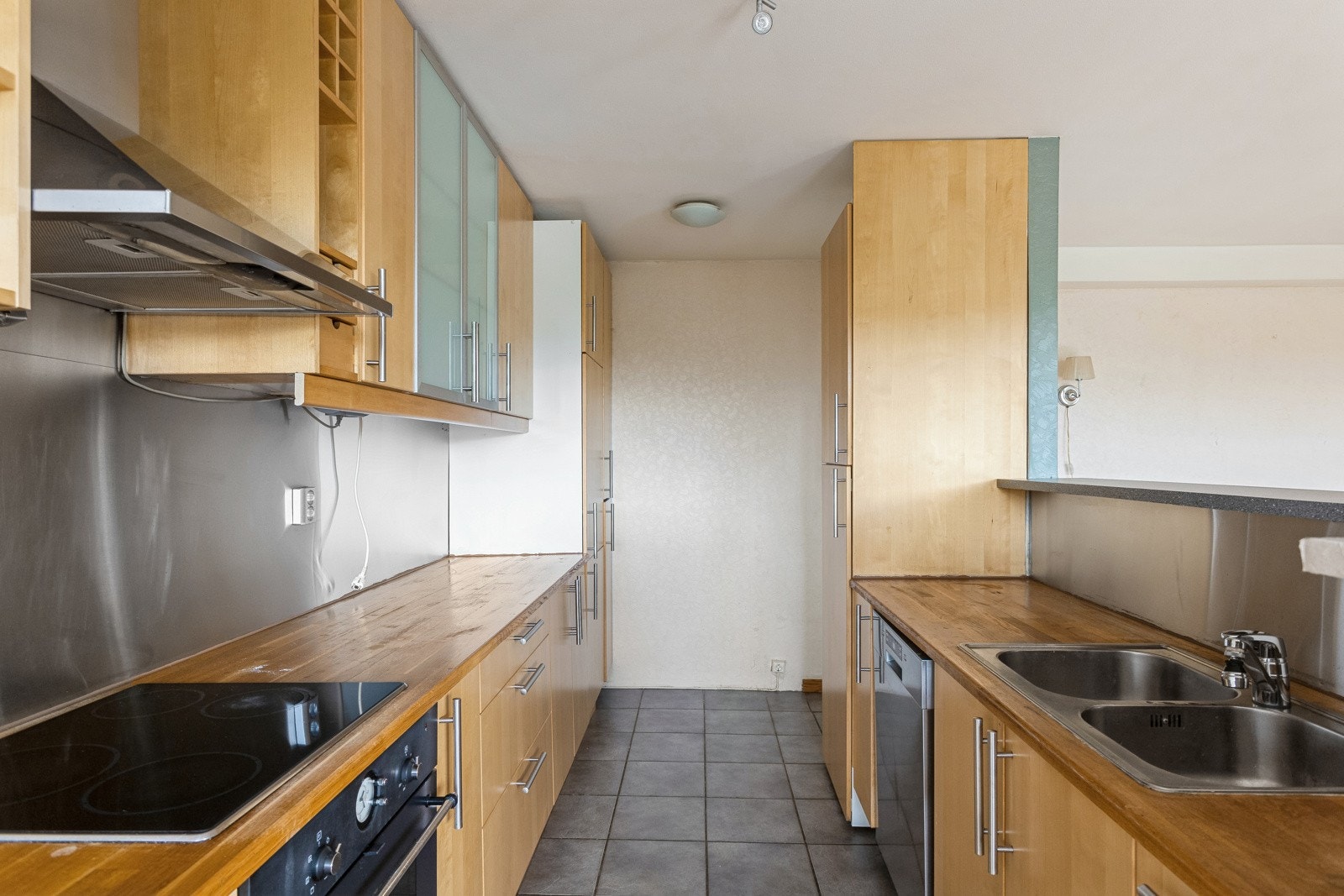 IKEA kjøkkeninnredninh mrf god skap- og benkeplass. Galleribilde