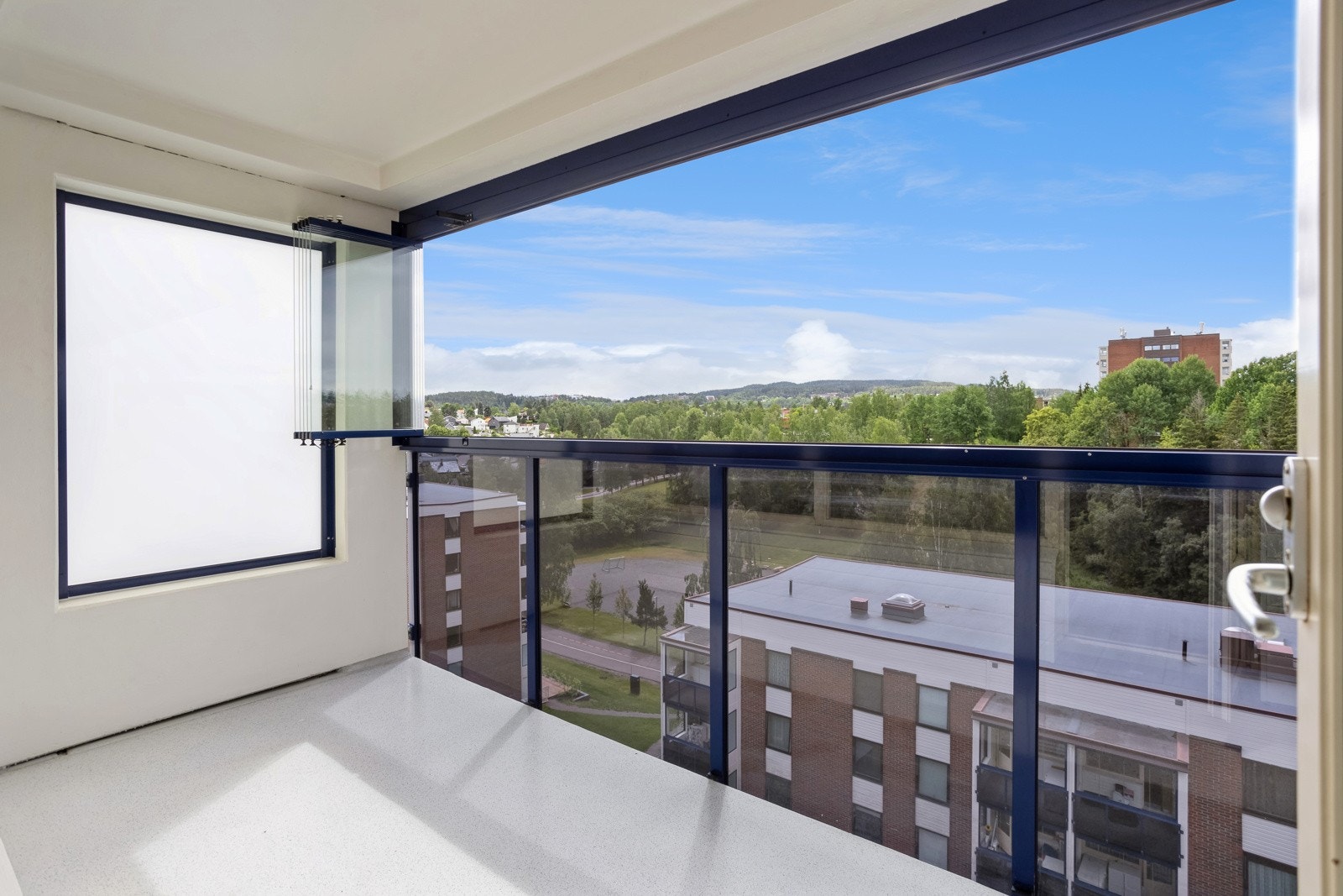 Stor balkong med god plass til utemøbler, grill, planter mm. Galleribilde