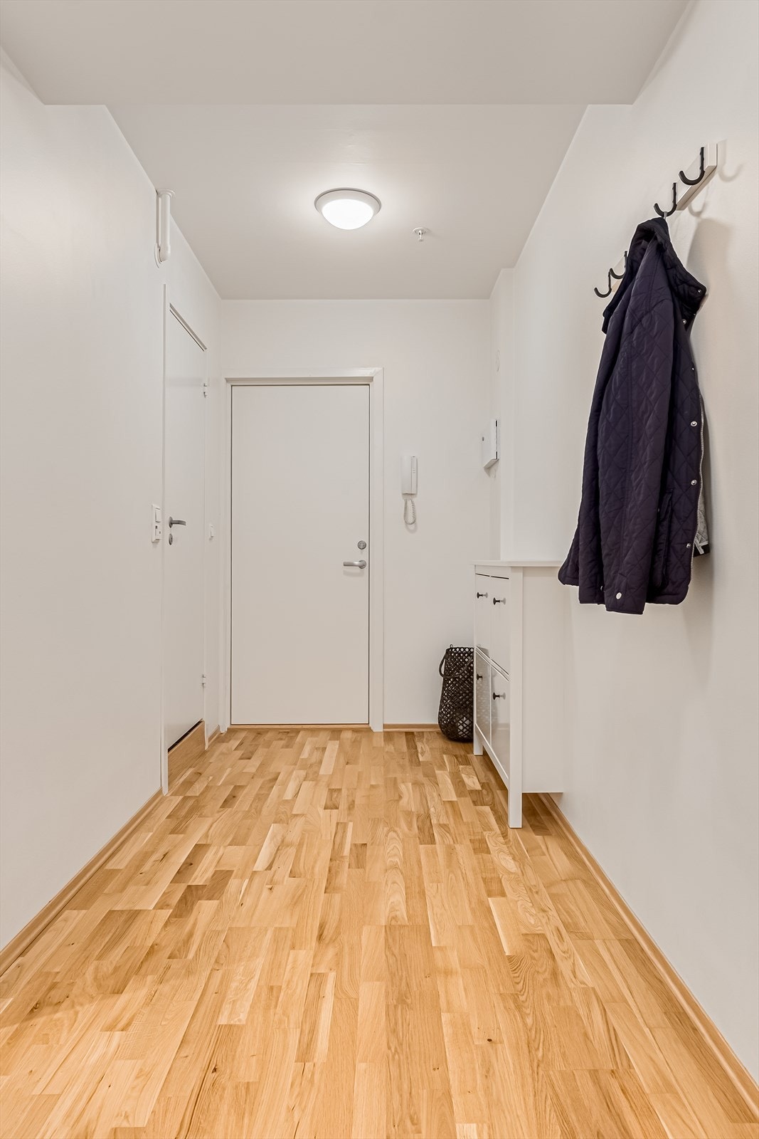 Du blir ønsket velkommen inn i en romslig og langstrakt entré. Galleribilde