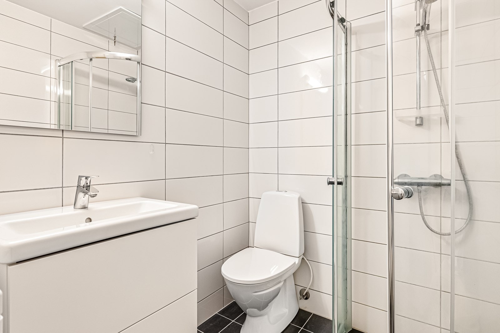 Badet er helfliset og har en tidløs innredning fra 2014. Galleribilde
