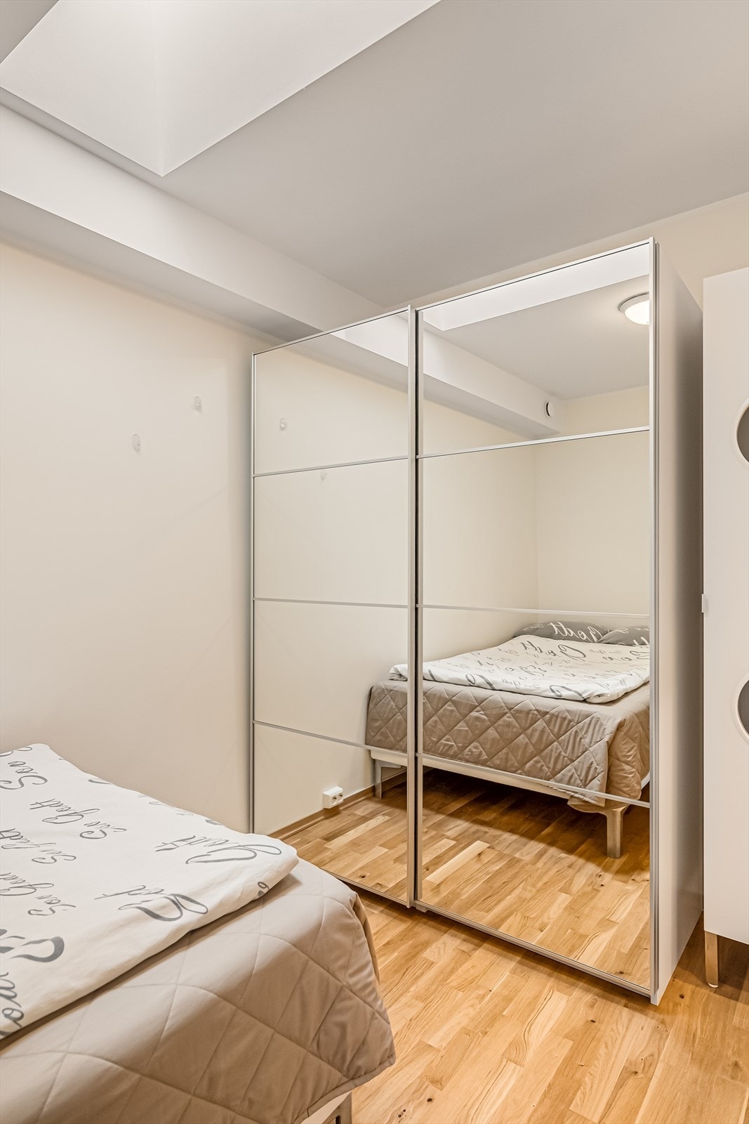 Det er innredet med skyvedørsgarderobe med speilfronter som sørger for gode lagringsmuligheter. Galleribilde