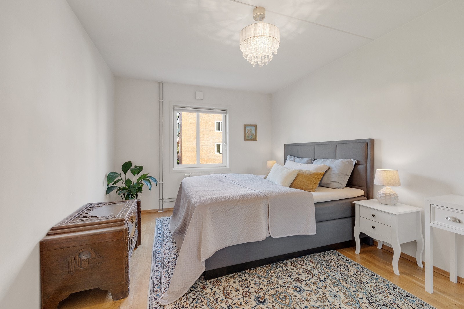 Meget romslig og pent hovedsoverom. Galleribilde