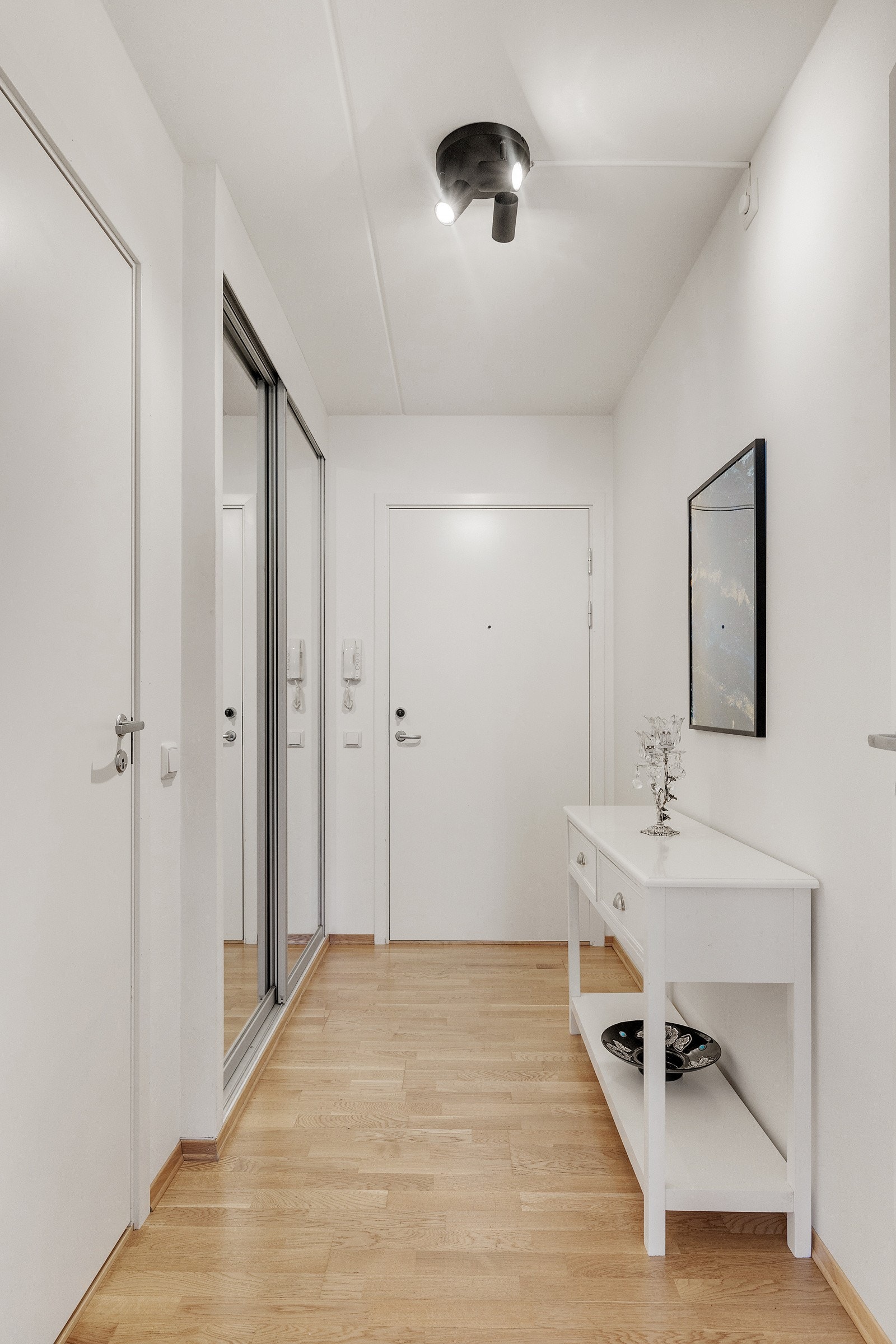 Innbydende entré med skyvedørsgarderobe. Galleribilde