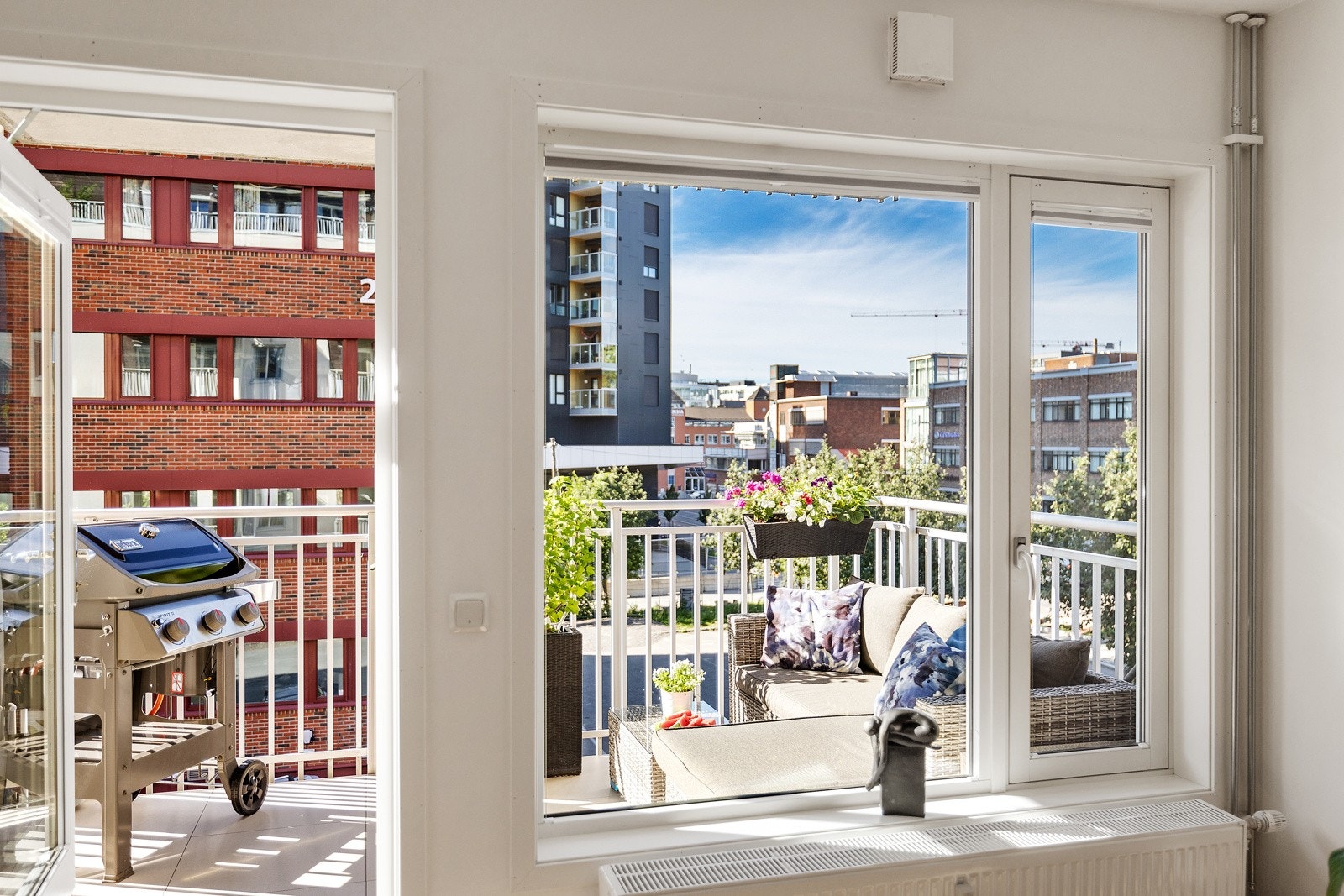 Fra stuen er det utgang til en koselig balkong. Galleribilde