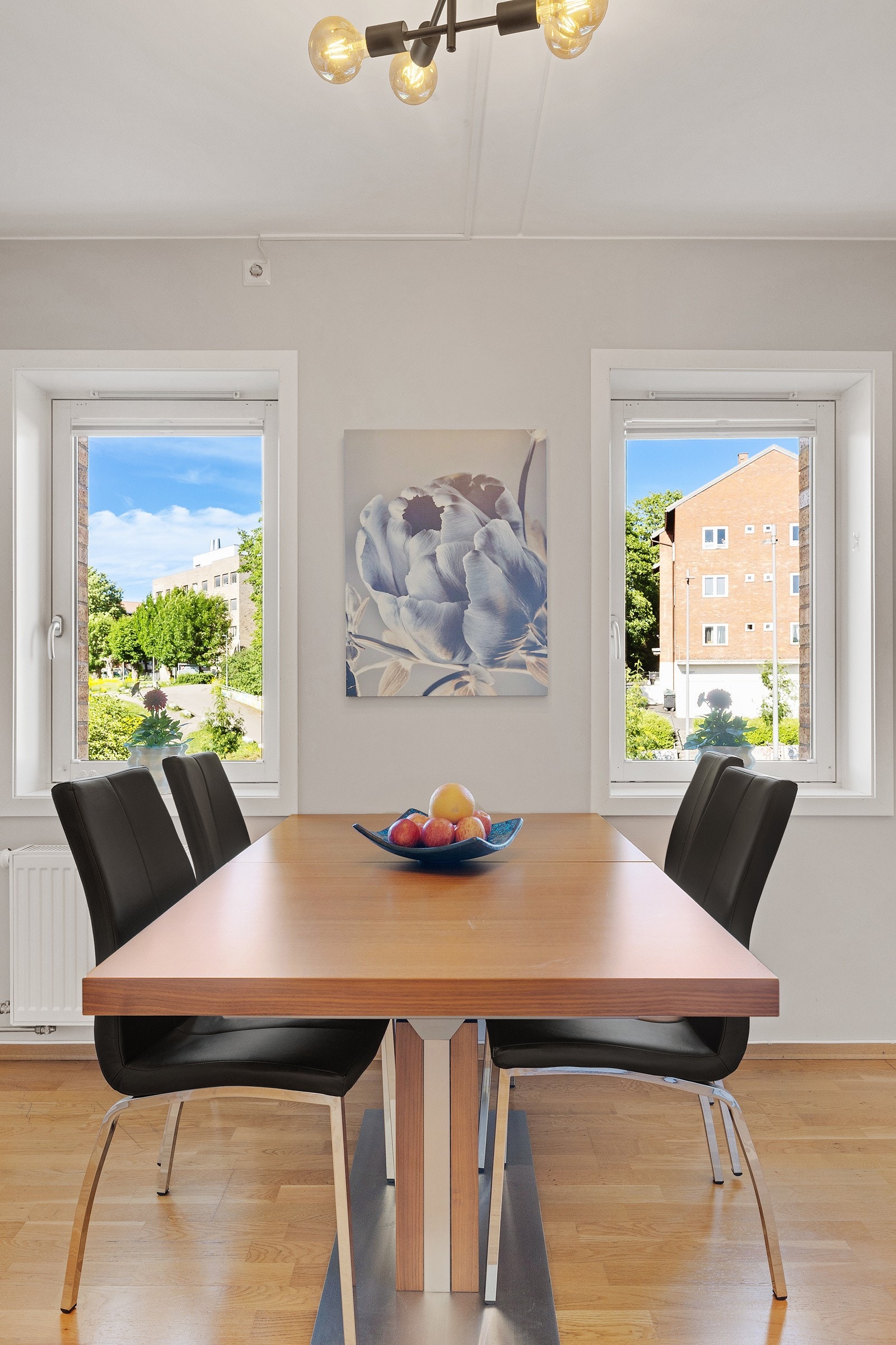Det er god plass til spisebord med tilhørende stoler. Galleribilde