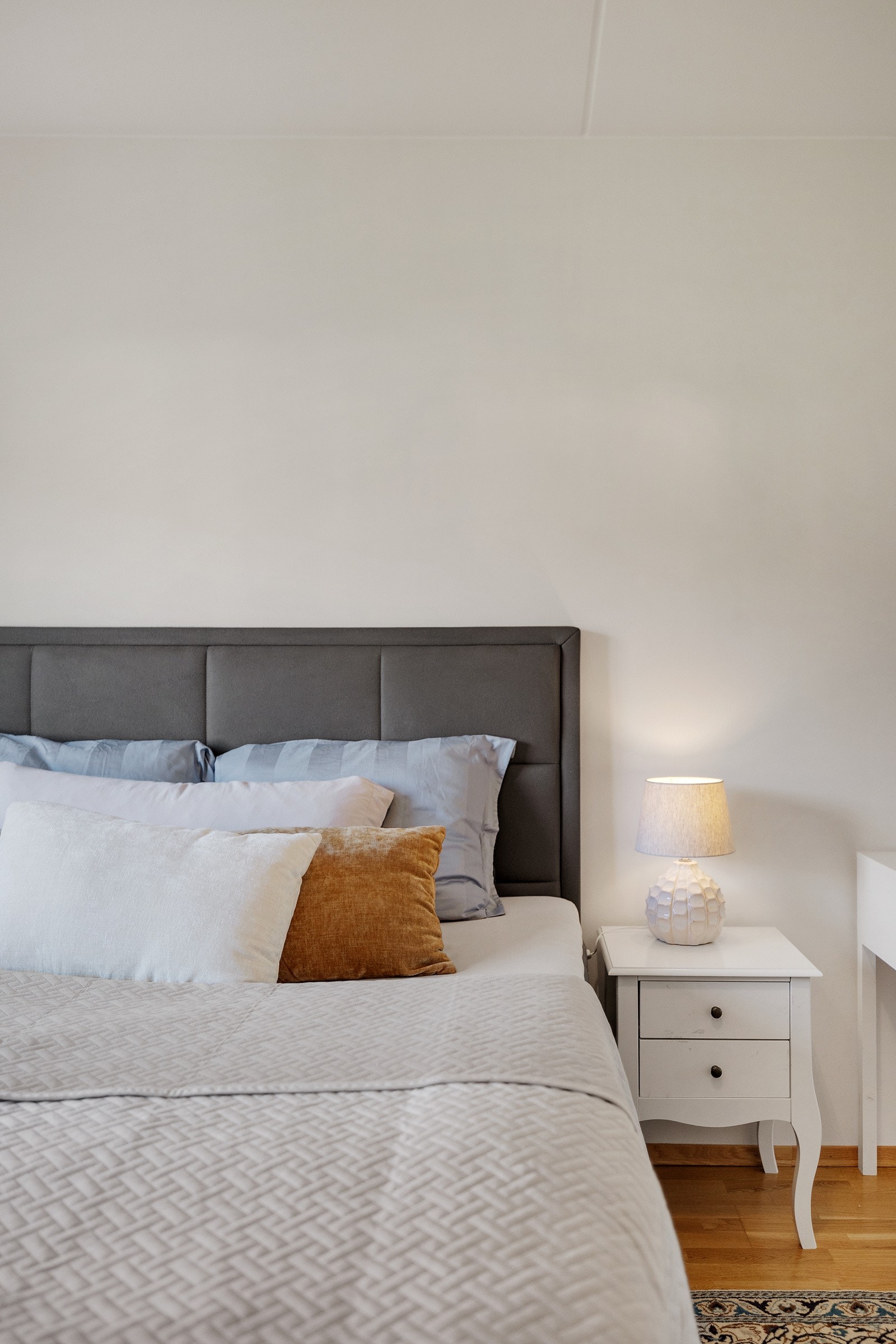 Her er det god plass til dobbeltseng, nattbord og annet ønsket møblement. Galleribilde
