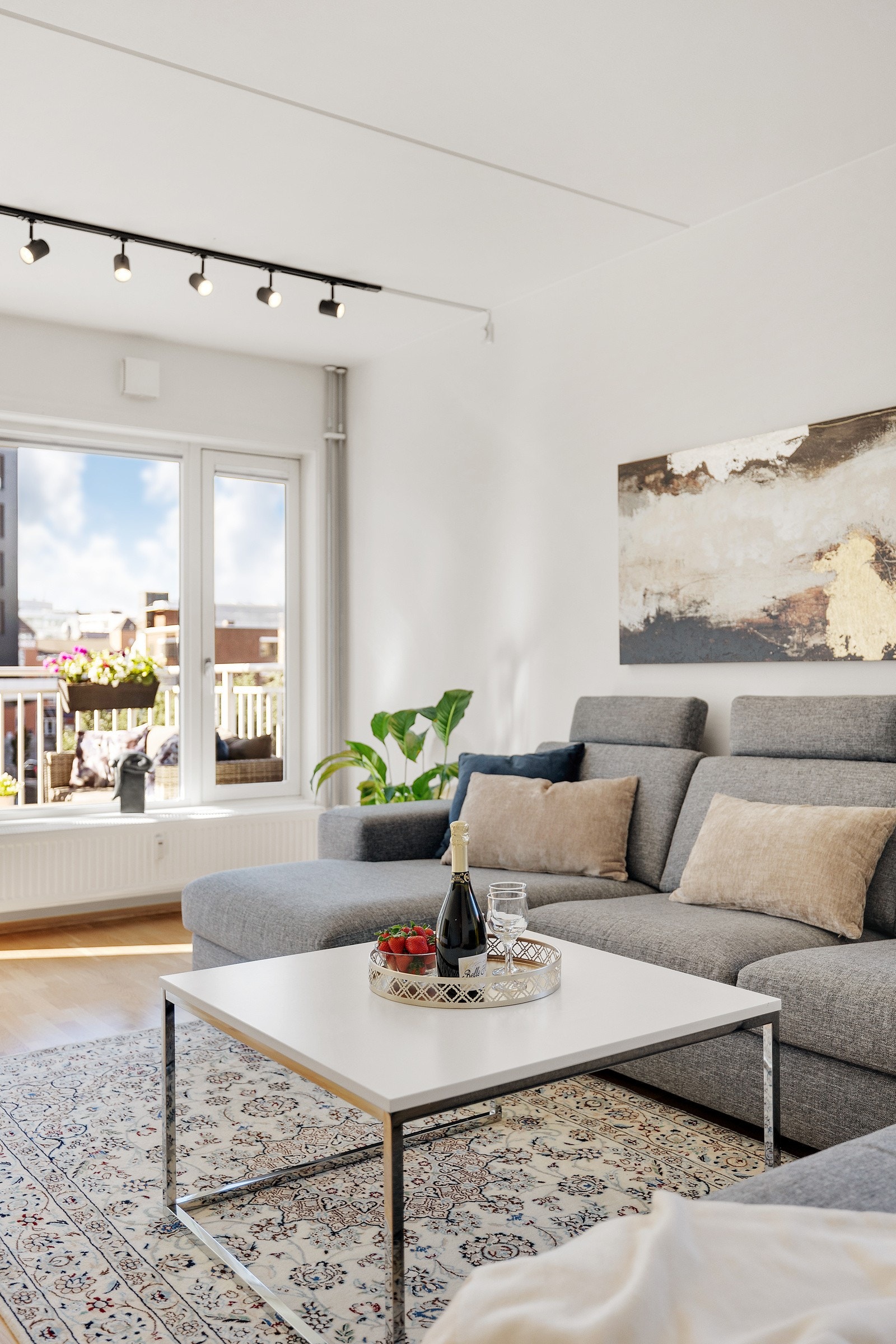 Leiligheten har lysmalte flater og trestavs parkett på gulv. Galleribilde