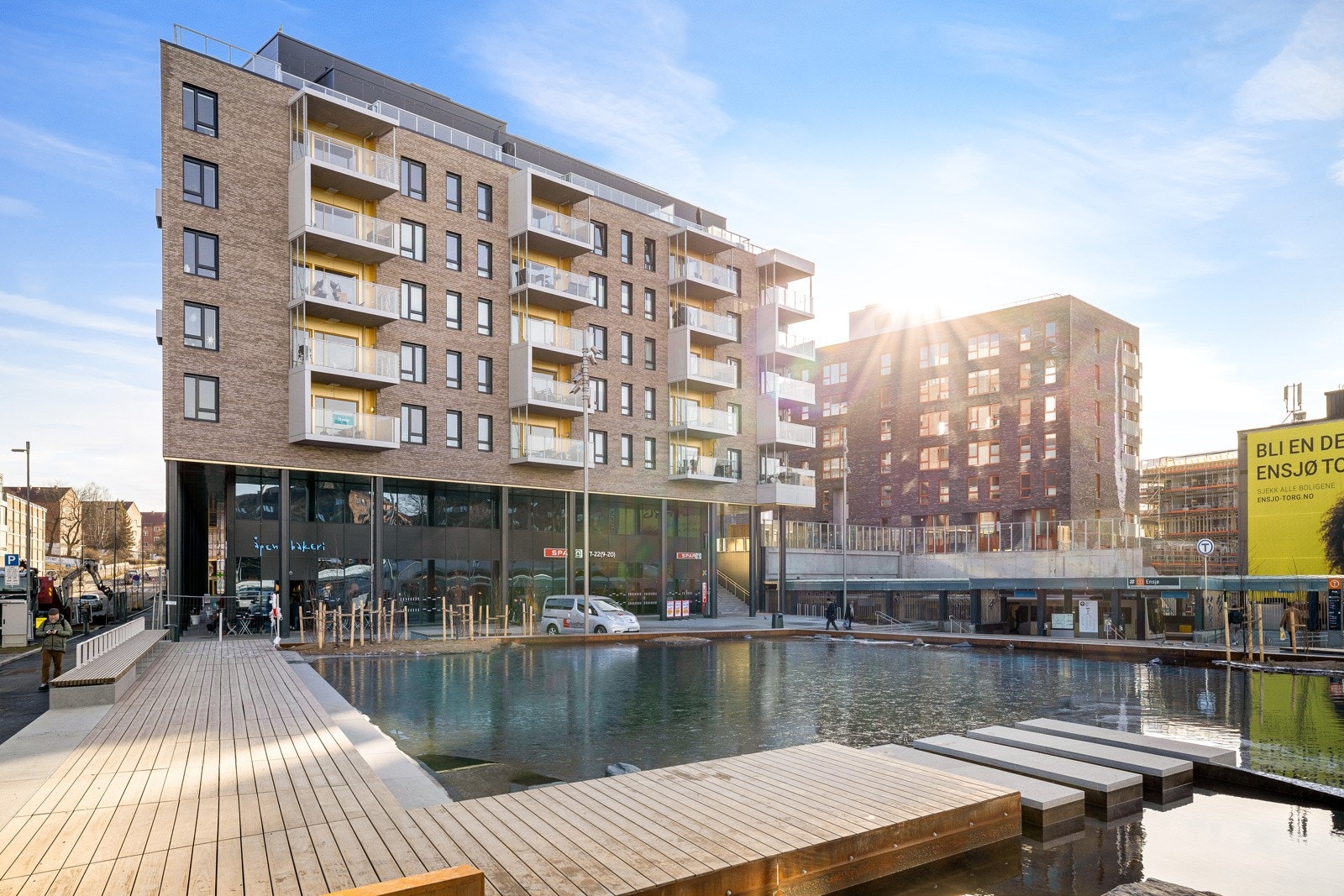 Nærområdet | Ensjø torg med Åpent bakeri, Spar og T-bane. Galleribilde