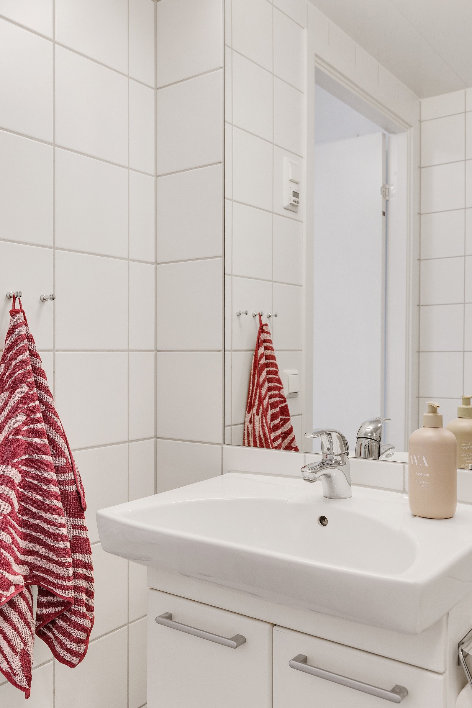 Badet har tidsriktige og velholdte baderomsmøbler. Galleribilde