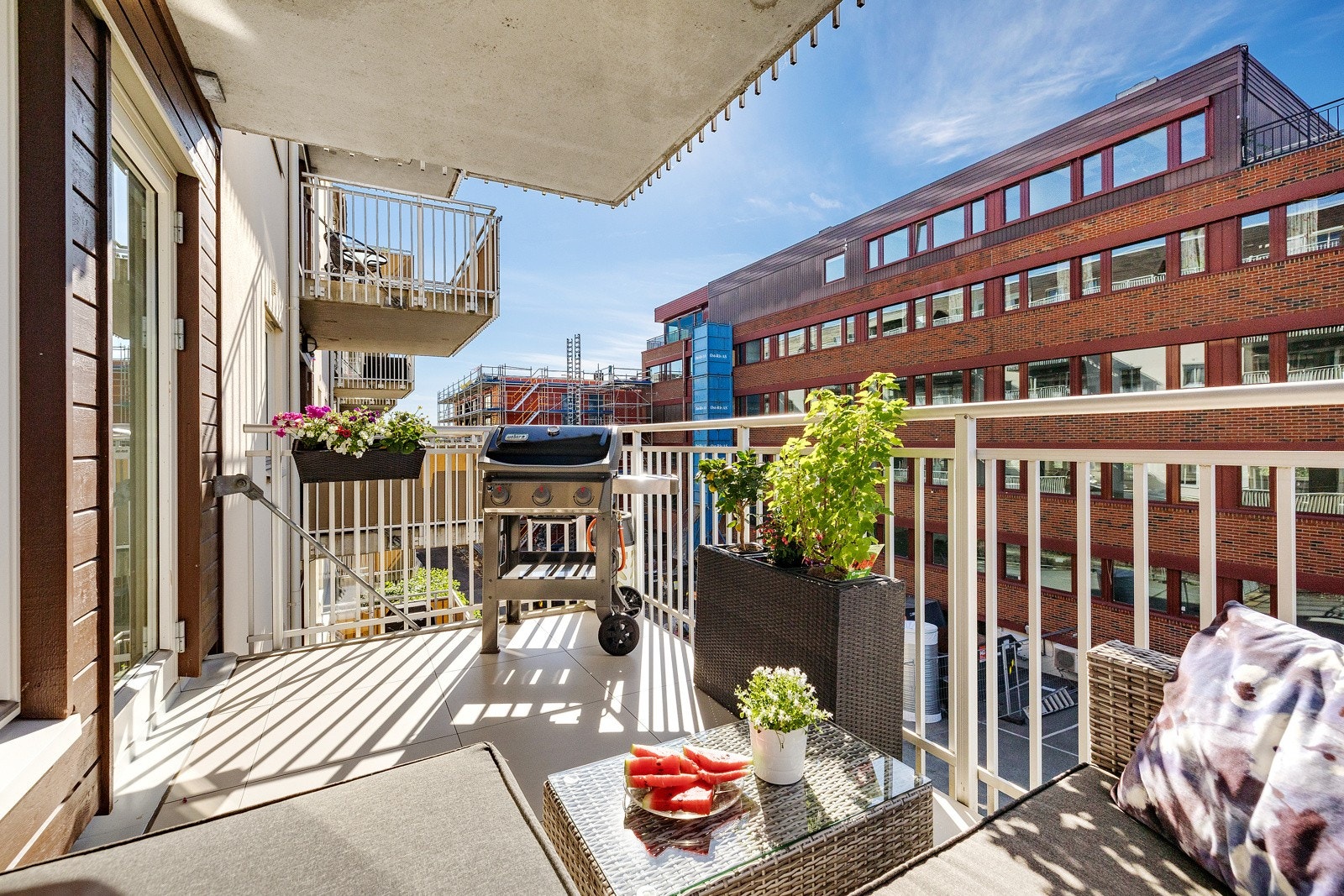 God plass til sittegrupper, grill og diverse beplantning. Galleribilde