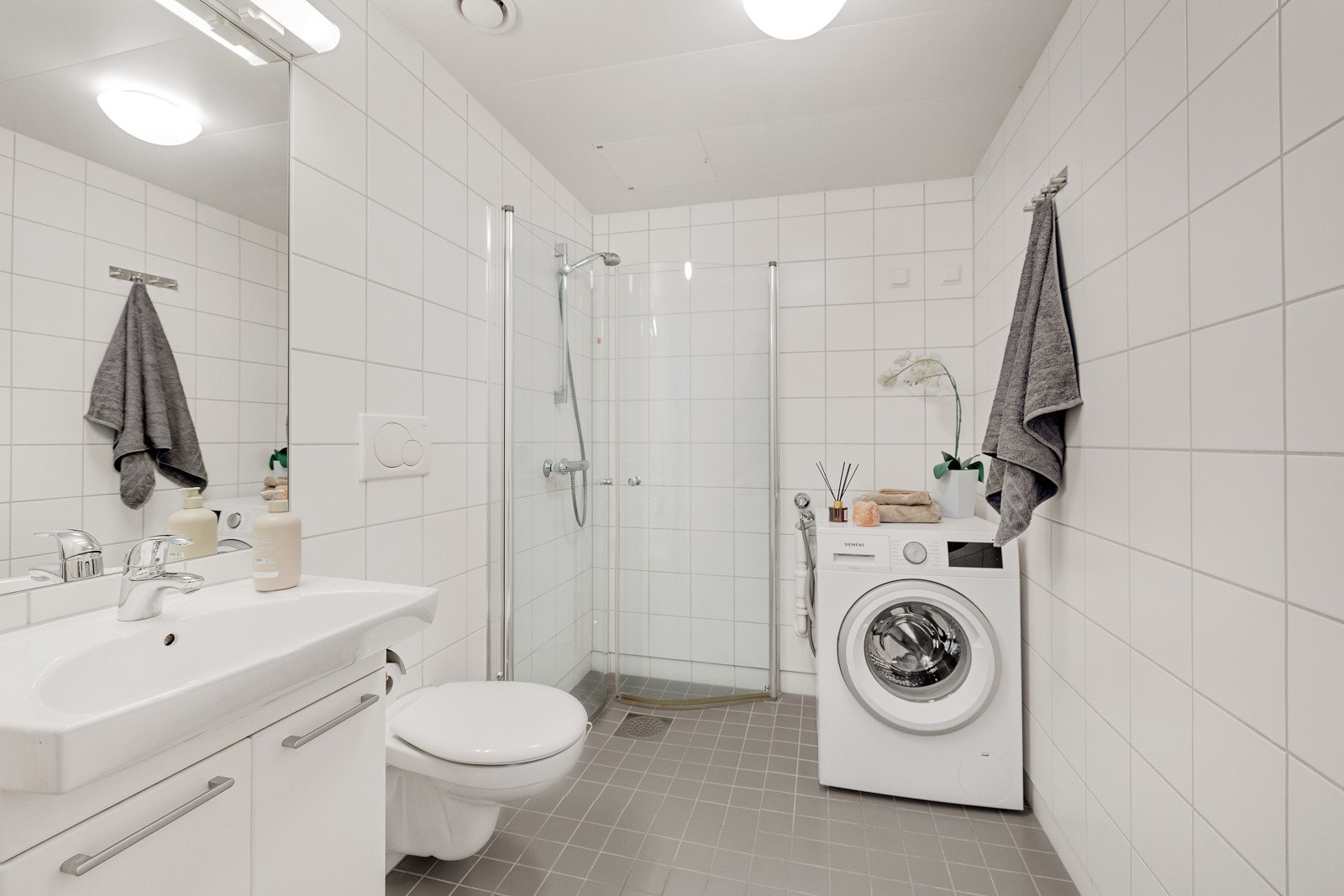 Romslig og pent flislagt bad med gulvvarme. Galleribilde