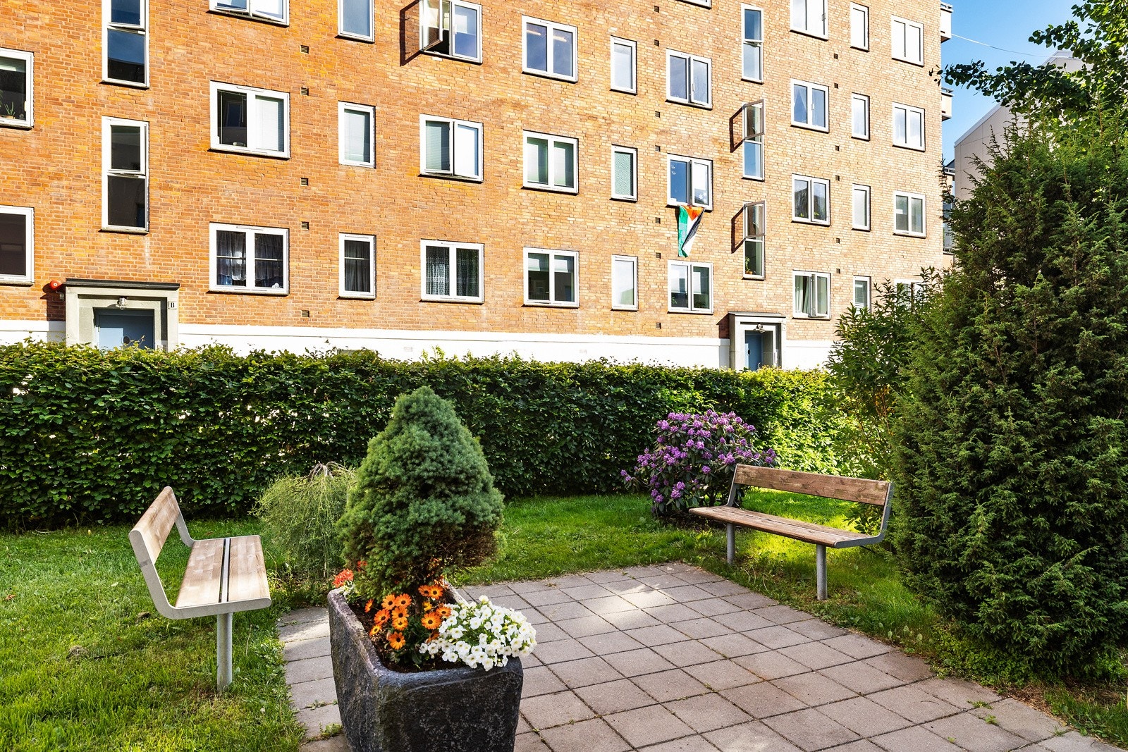 Hyggelige sittegrupper i borettslaget. Galleribilde