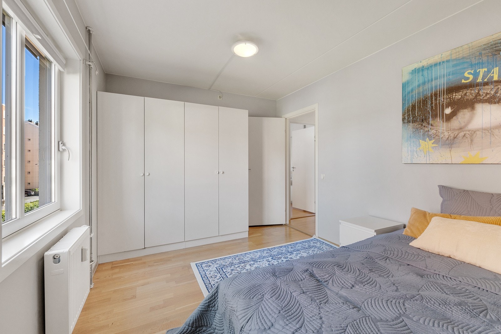 Det er gode innredningsmuligheter og god lagringsplass i tilhørende garderobeskap. Galleribilde
