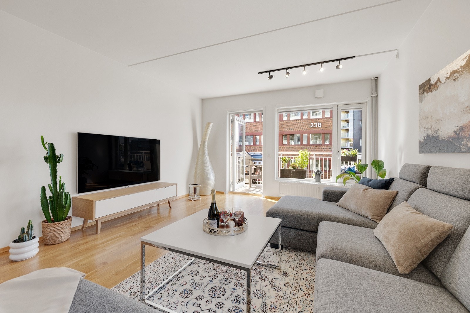 Det er gode møbleringsmuligheter med god plass til sofaseksjon og medievegg. Galleribilde