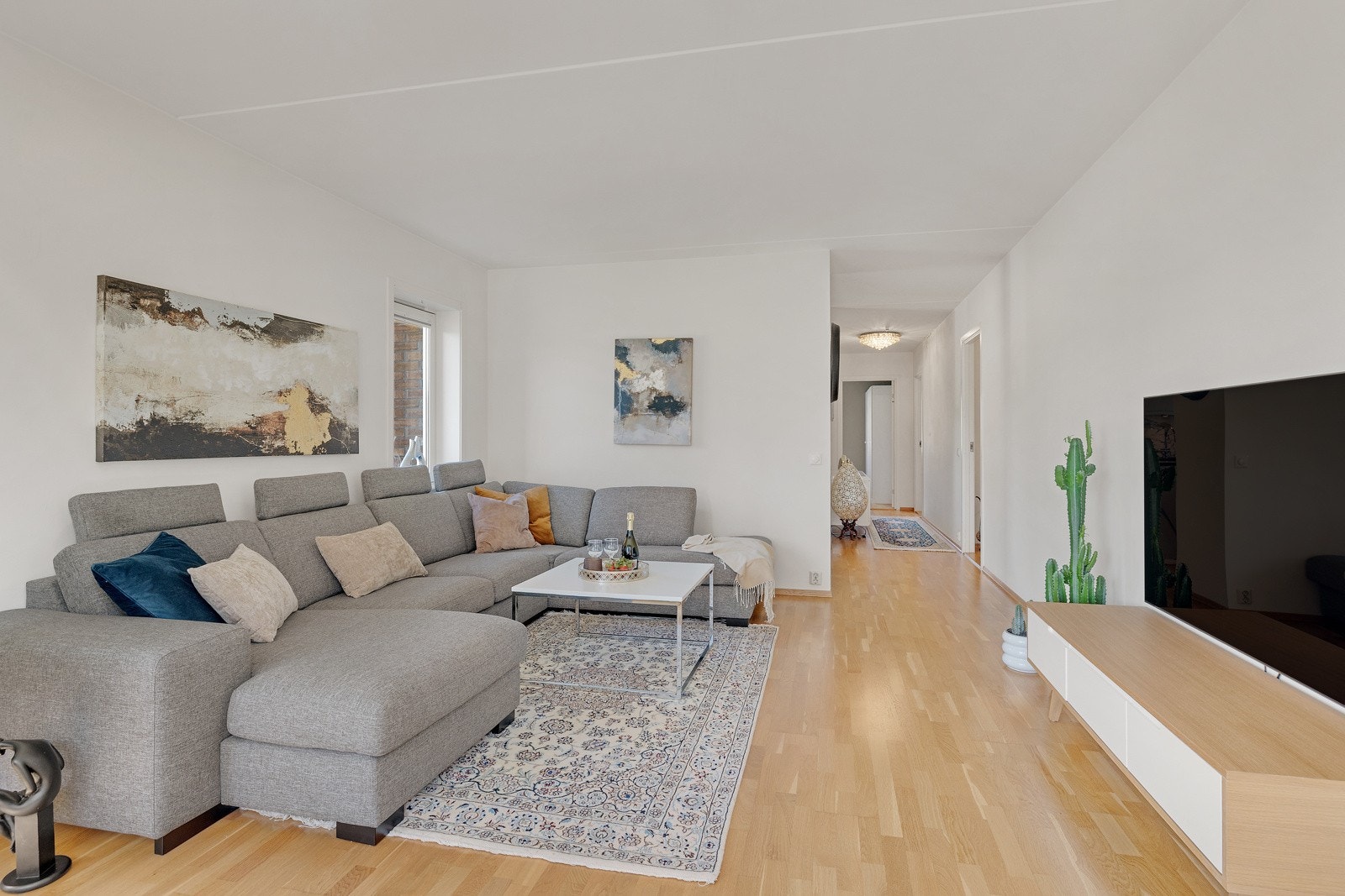Leiligheten har en praktisk og familievennlig planløsning. Galleribilde