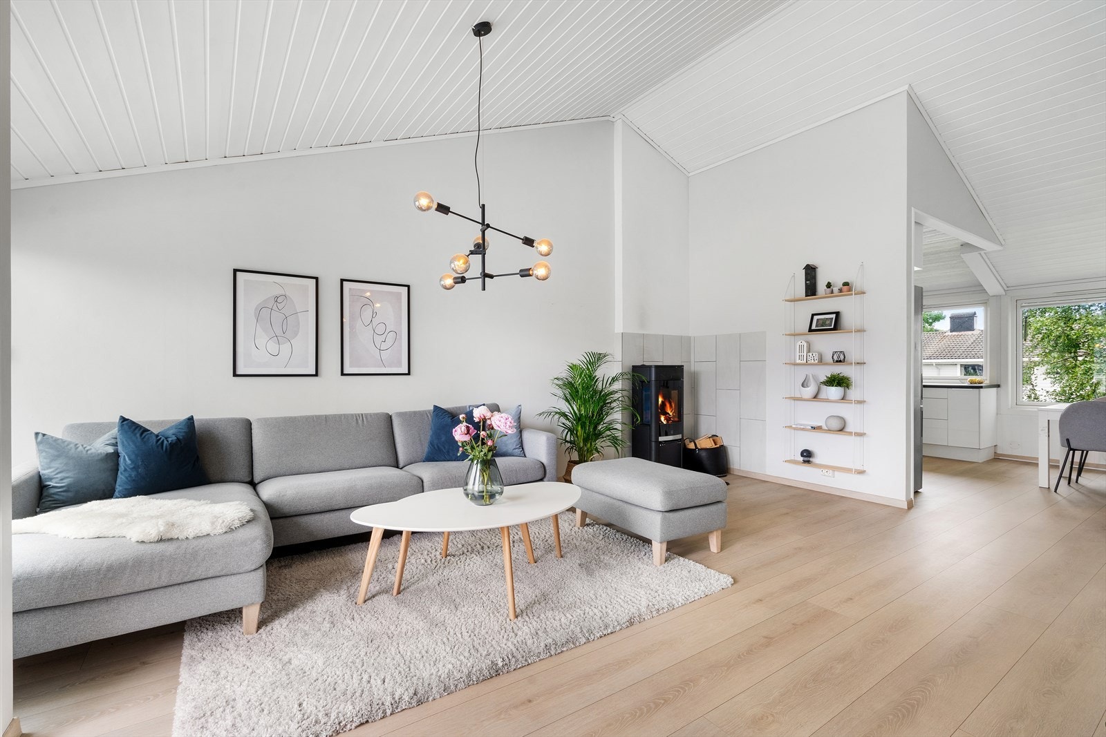 Familievennlig rekkehus med innholdsrik planløsning over tre etasjer samt idylliske uteplasser. Galleribilde