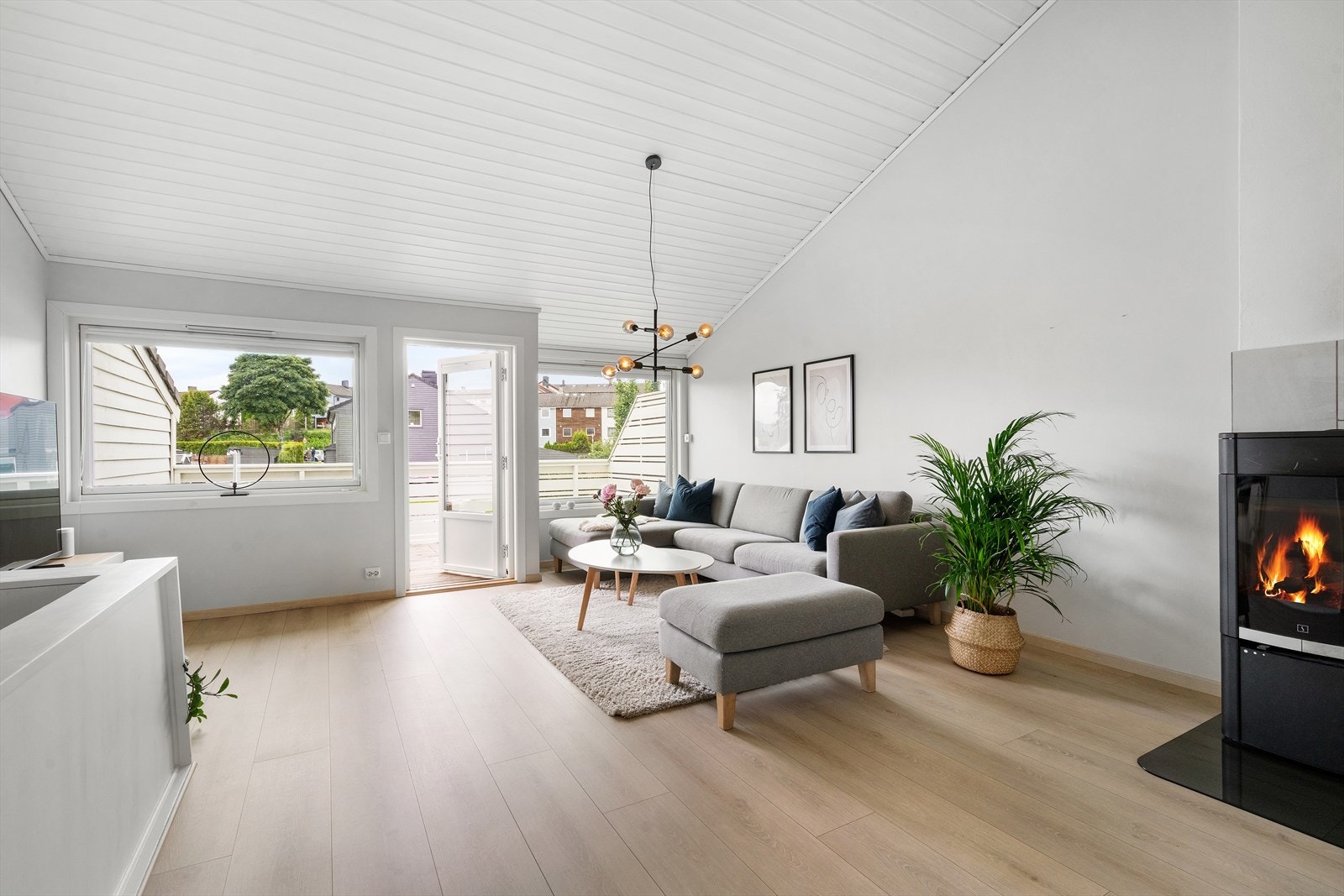 Den sosiale sonen er av romslig størrelse for møblering av både spisebord og sofagruppe. Galleribilde