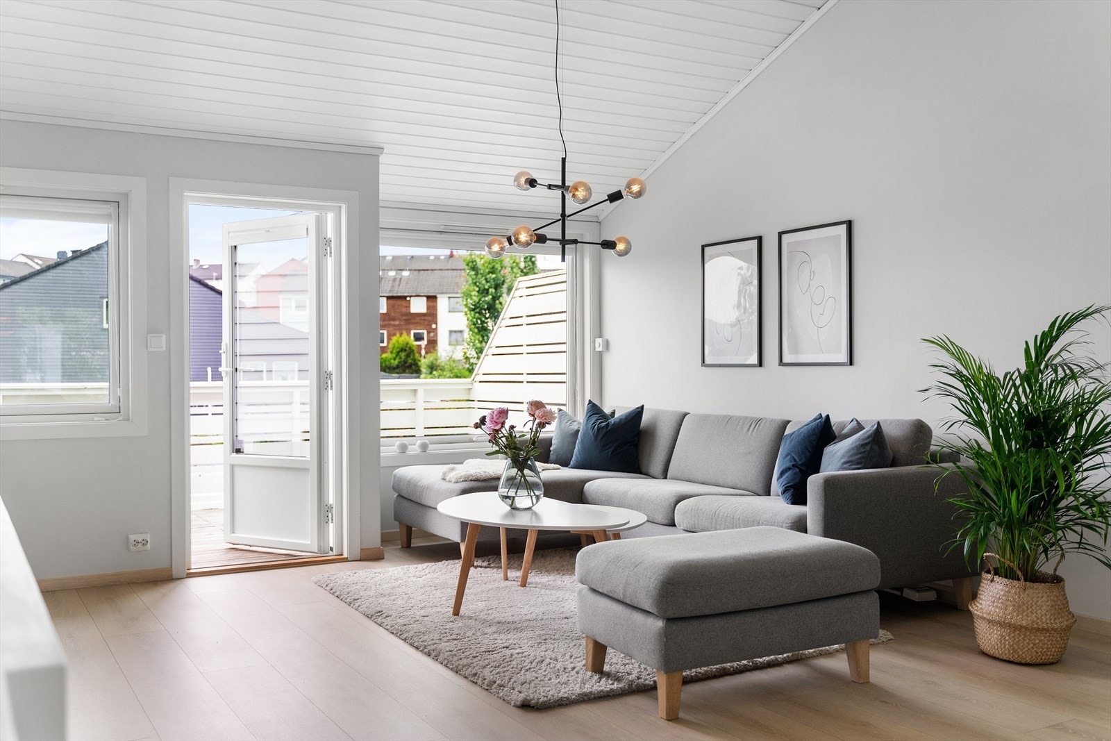 I andre etasje finner du den sosiale sonen bestående av kjøkken og stuen i en åpen løsning. Galleribilde