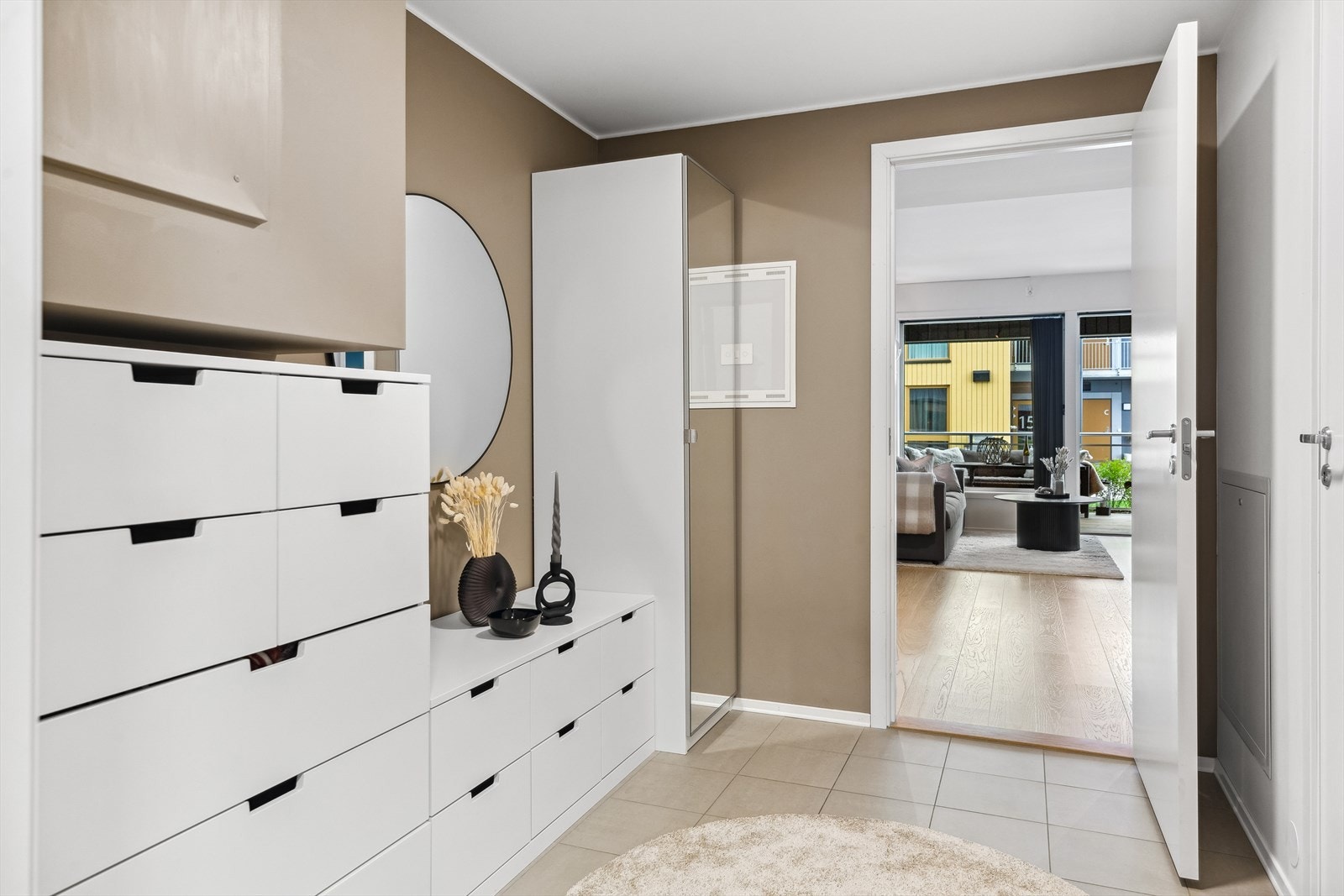 Leiligheten har en pen entré på ca. 6 kvm med varme i det flislagte gulvet. Galleribilde