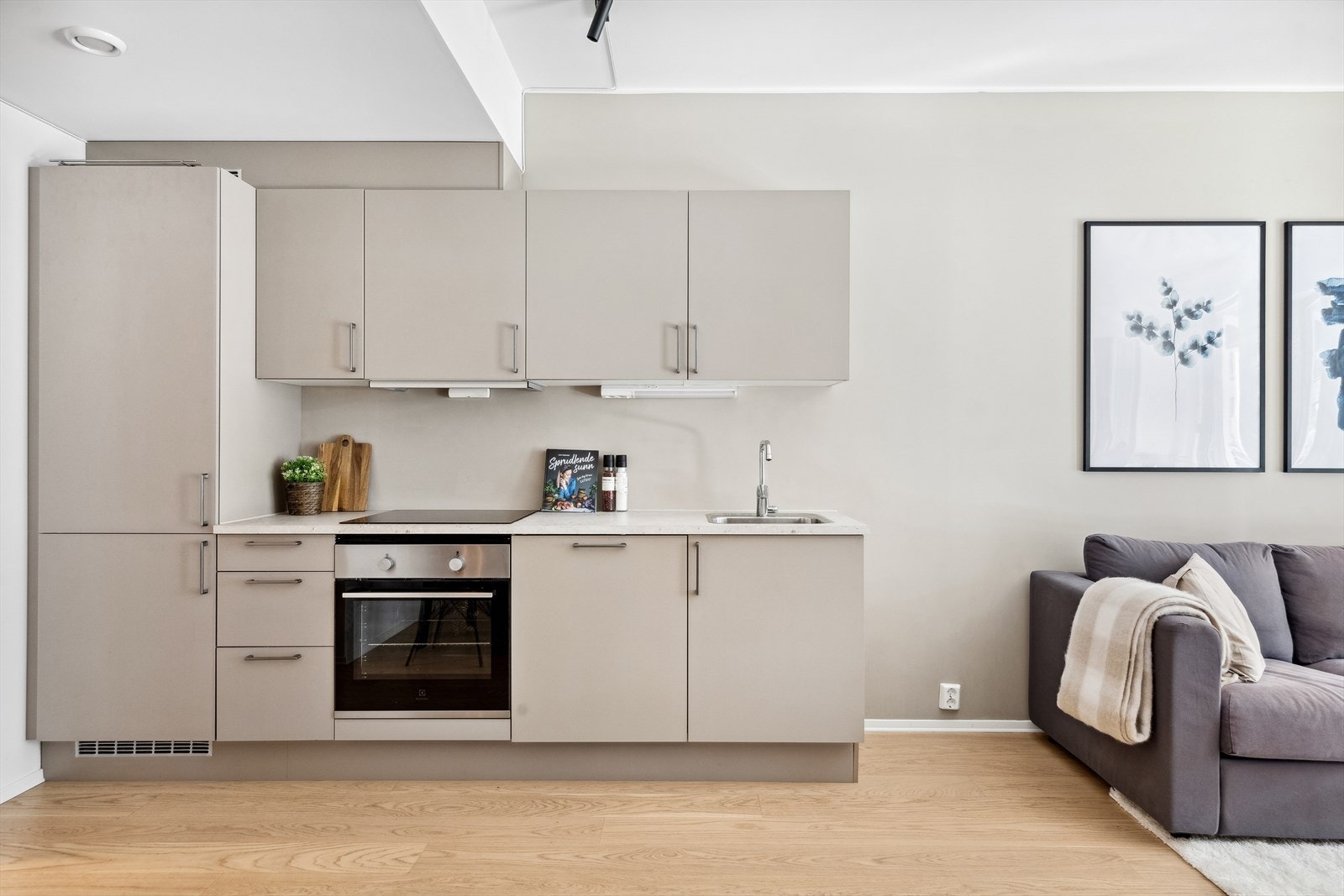 Kjøkkenet har et stilfullt og arealeffektivt design som nesten glir sømløst inn i det lekre allrommet. Galleribilde