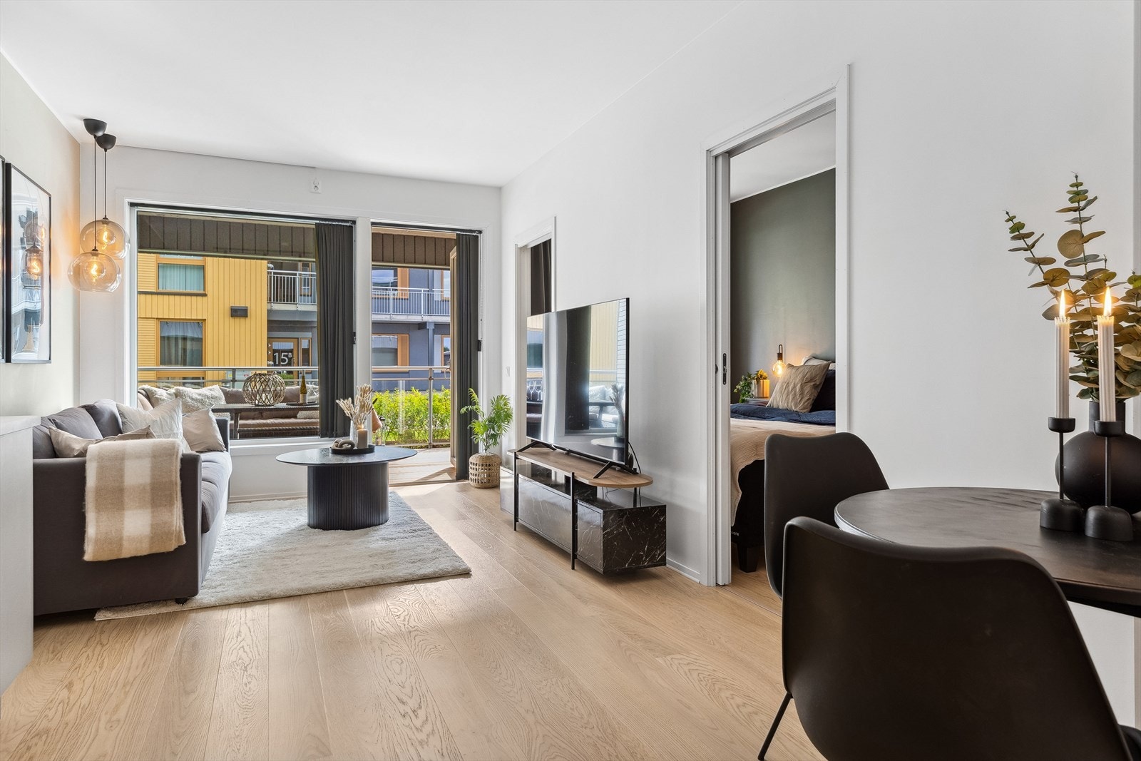 Det er fin plass til både sofagruppe, tv-/mediastasjon og spisebord i allrommet. Galleribilde