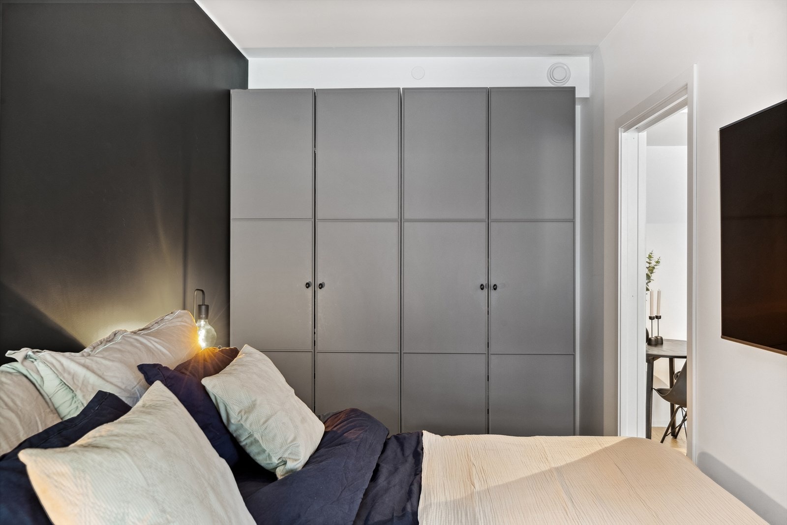 Det er god oppbevaringsplass i en bred rekke med garderobeskap på soverommet. Galleribilde