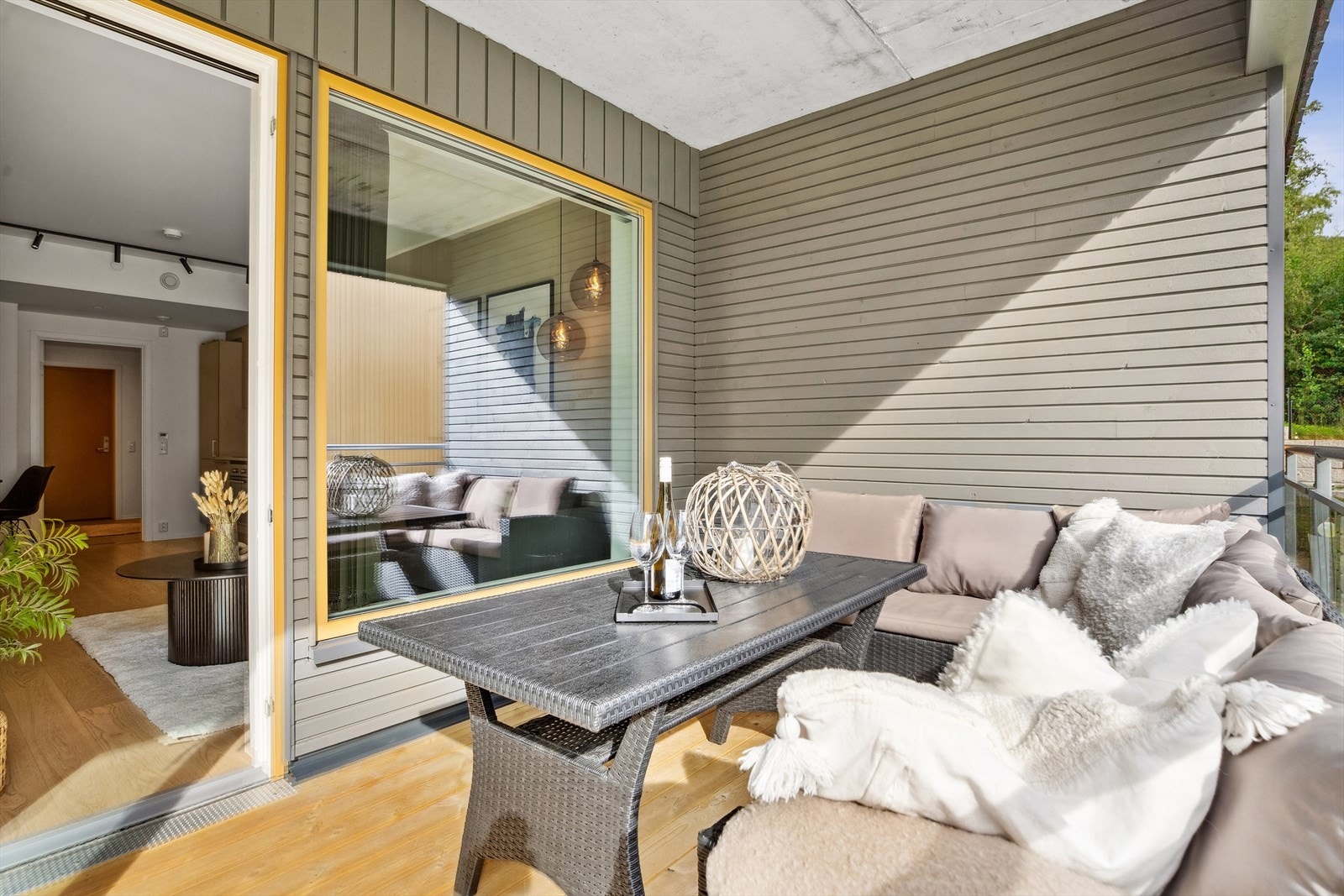 Fra stuesonen er det utgang til en lun, overbygd terrasse med gode solforhold. Galleribilde