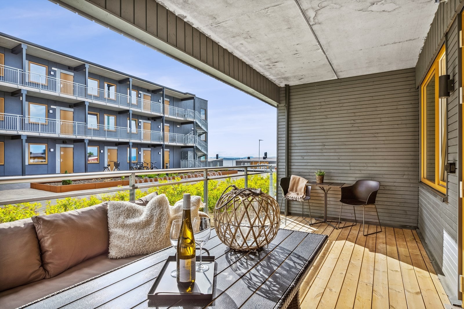 Terrassen er sydvestvendt, og måler ca. 16 kvm. Galleribilde