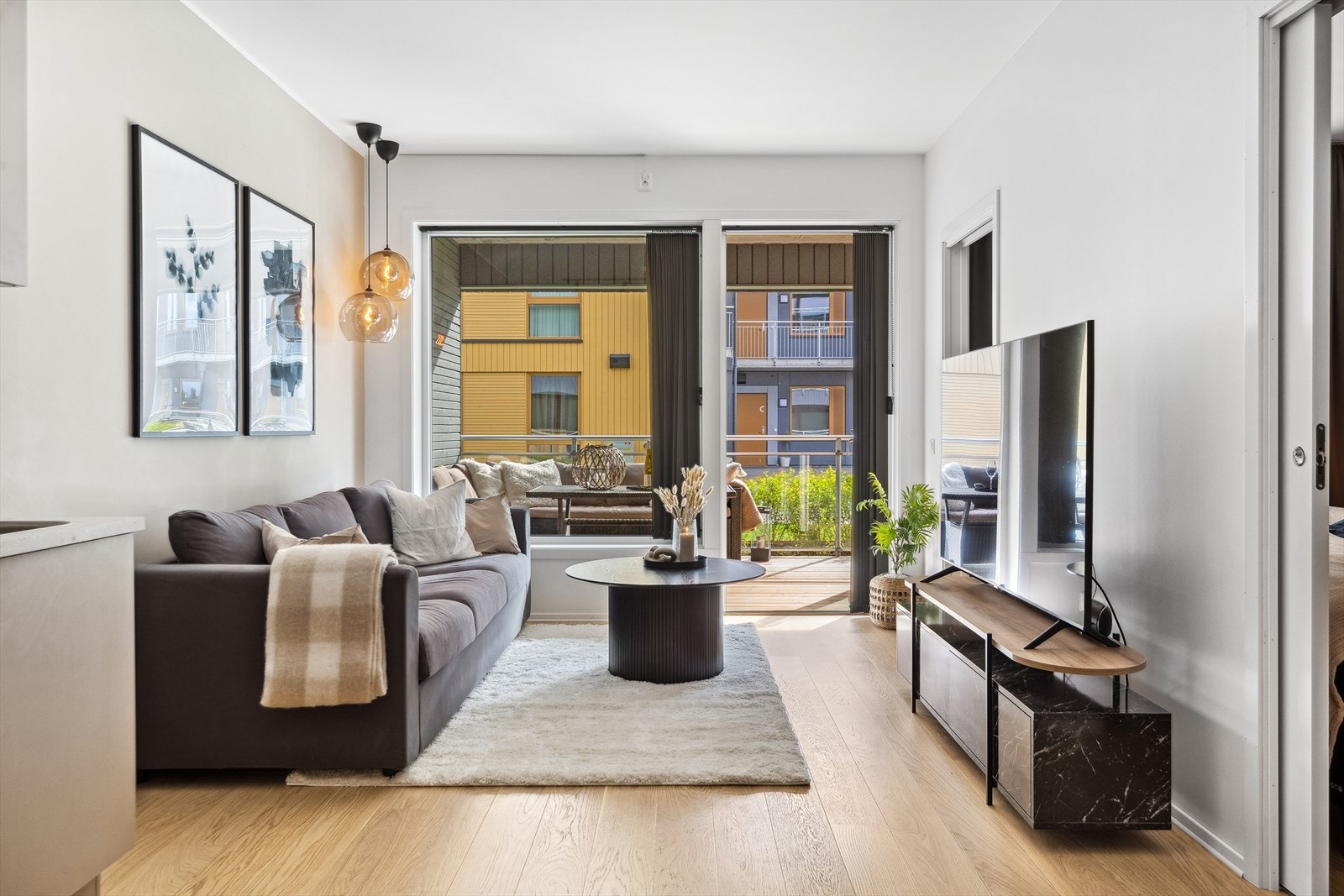 Dagslyset som strømmer inn via store, sydvestvendte vinduer gir unik, naturlig lyssetting i allrommet. Galleribilde