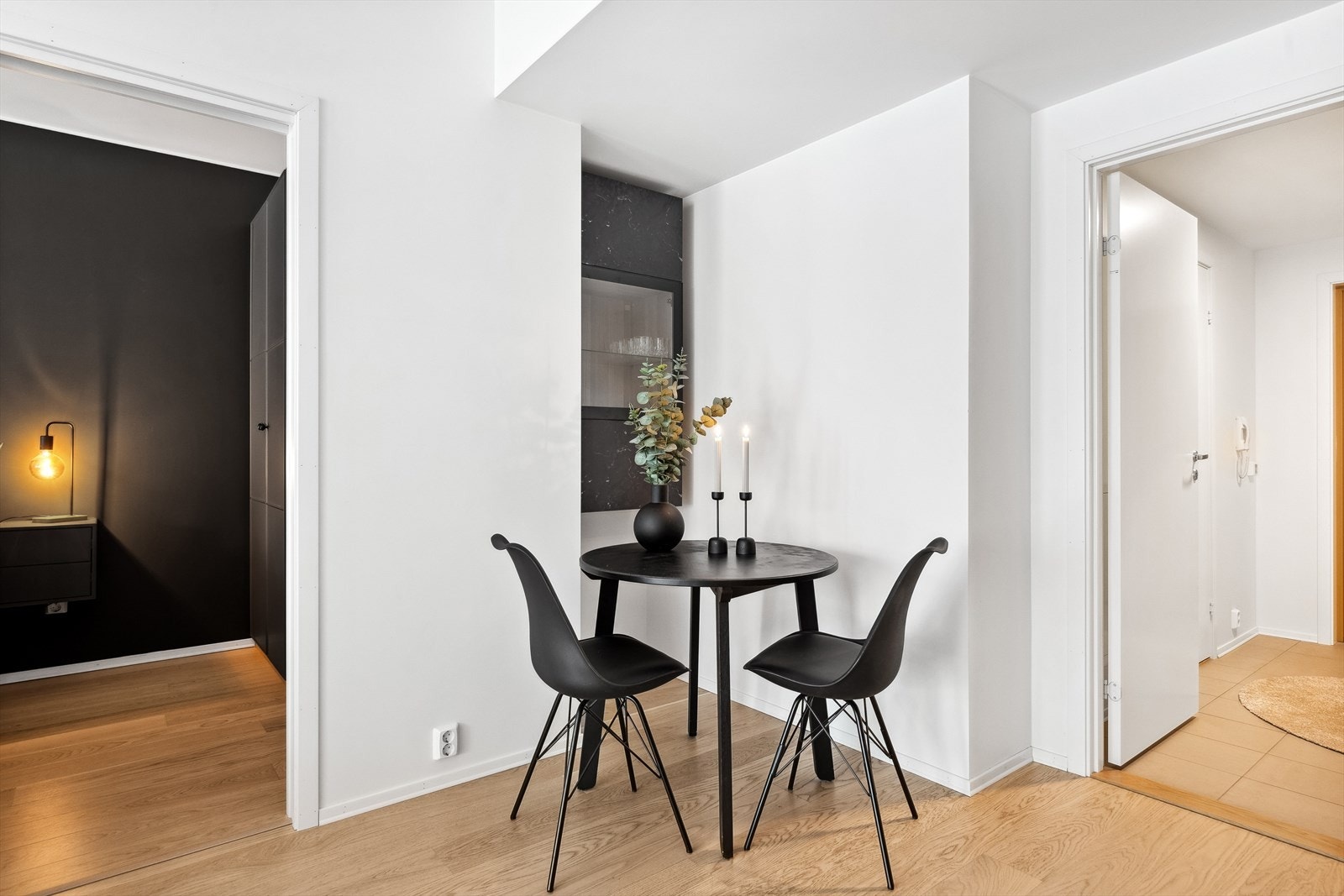 Nærheten mellom kjøkkenet og spiseplassen gjør matlagingen sosial og serveringen enkel. Galleribilde