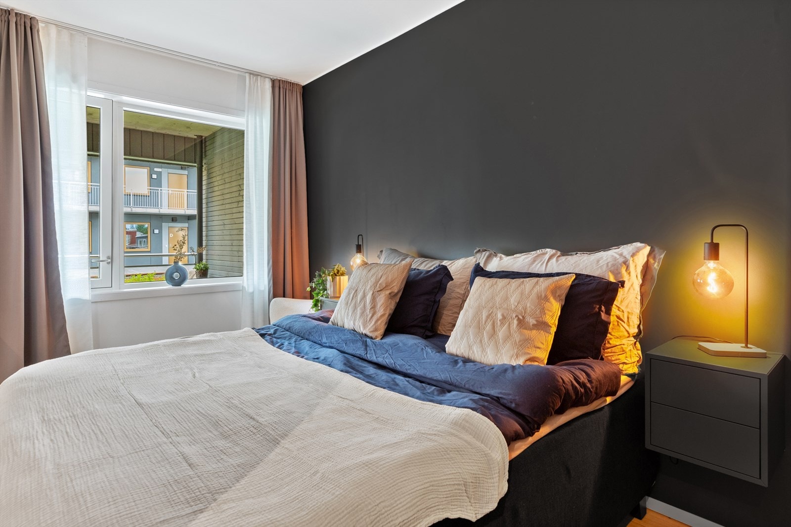 Mellom skyvedørene på soverommet er det en perfekt plass for en stor dobbeltseng. Galleribilde