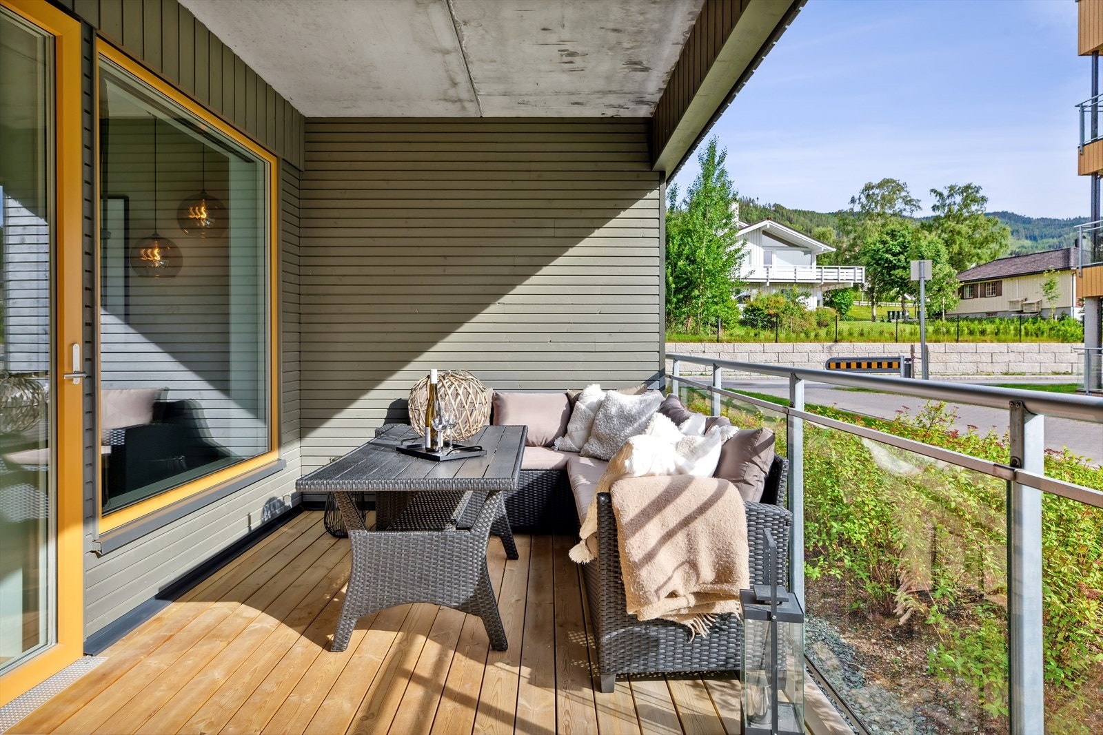 Det er god plass til utemøblement, og overbygget sørger for utvidet brukstid. Galleribilde