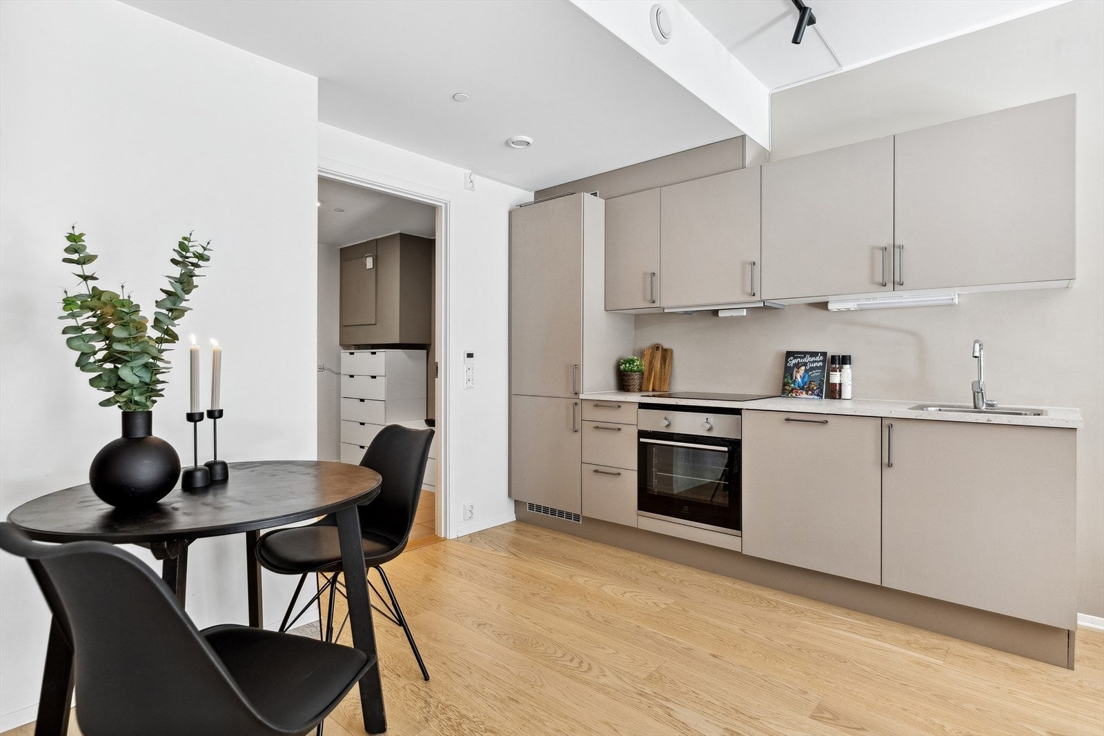 Kjøkkenet er utstyrt med integrerte hvitevarer som oppvaskmaskin, kjøleskap, stekeovn og koketopp. Galleribilde