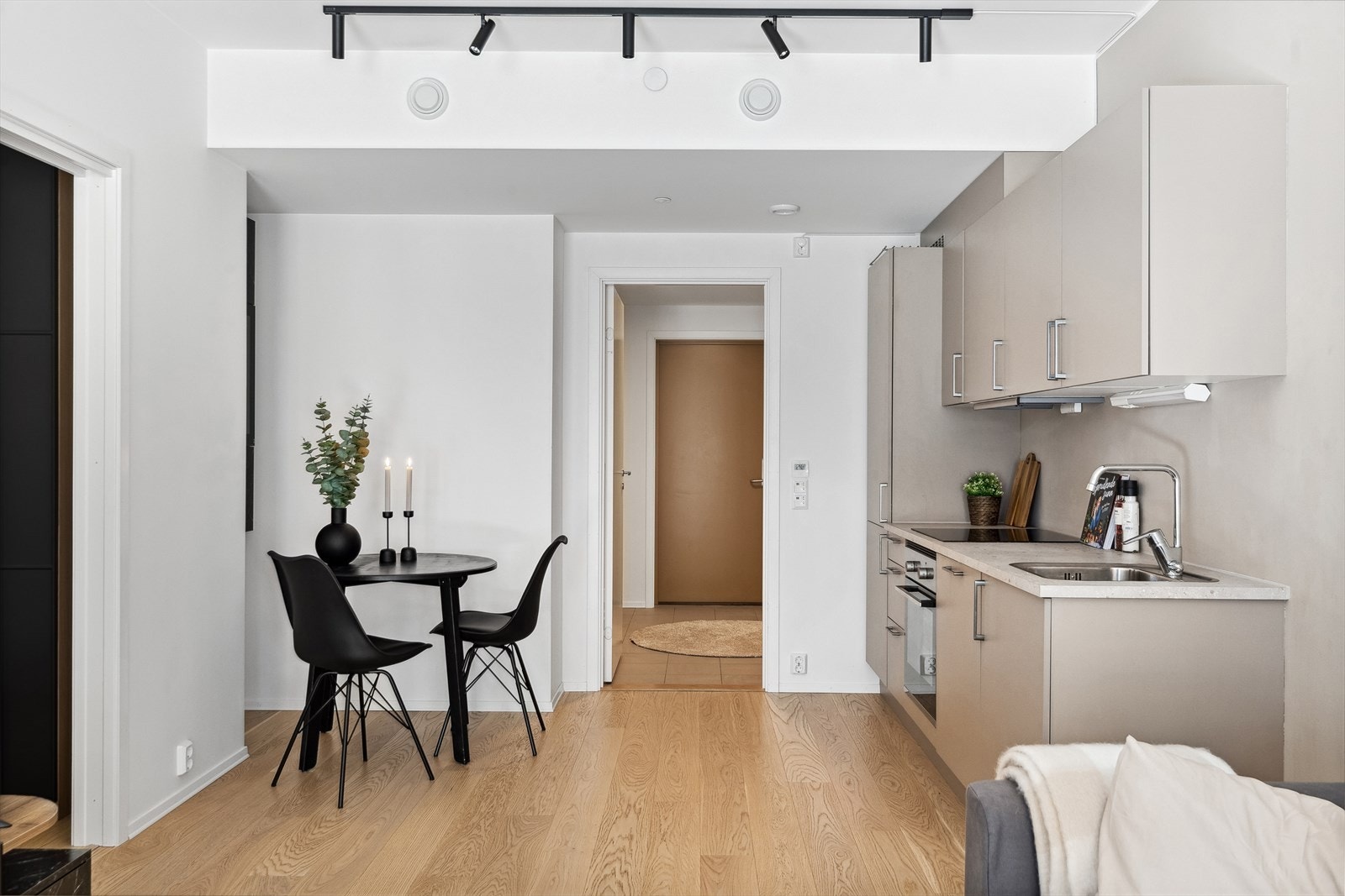 Leilighetens oppholdsrom har enstavs parkett over vannbåren gulvvarme. Galleribilde