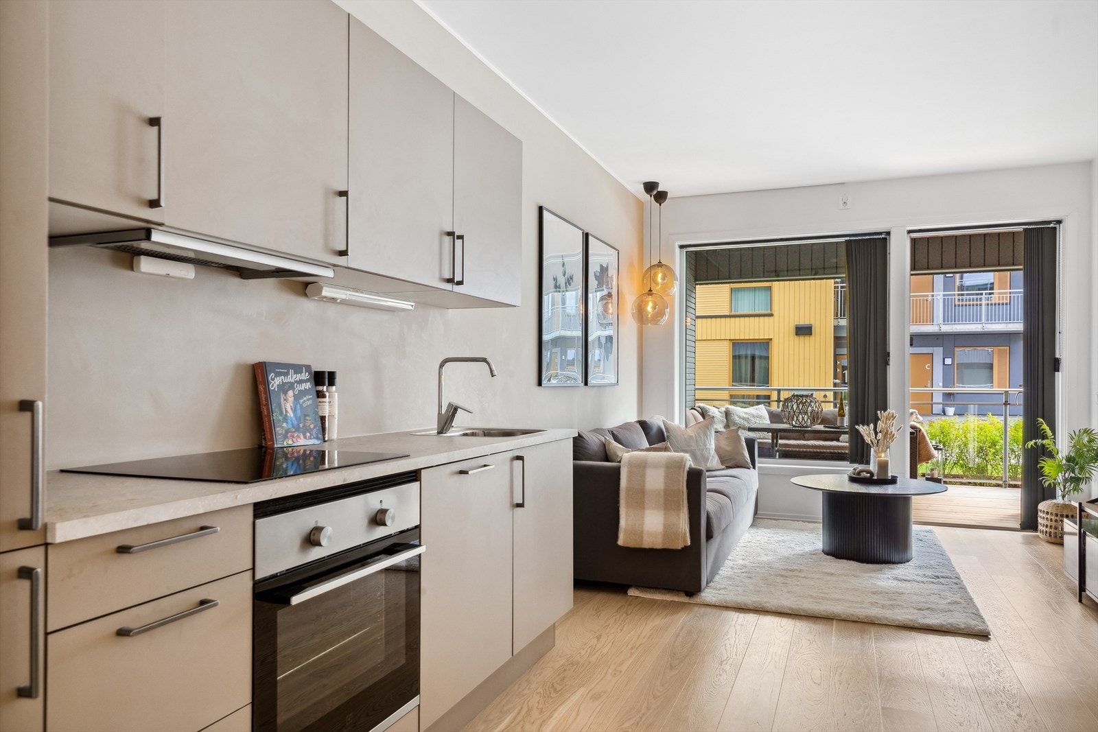 Den ekstra gode takhøyden skaper en luftig atmosfære i leiligheten. Galleribilde