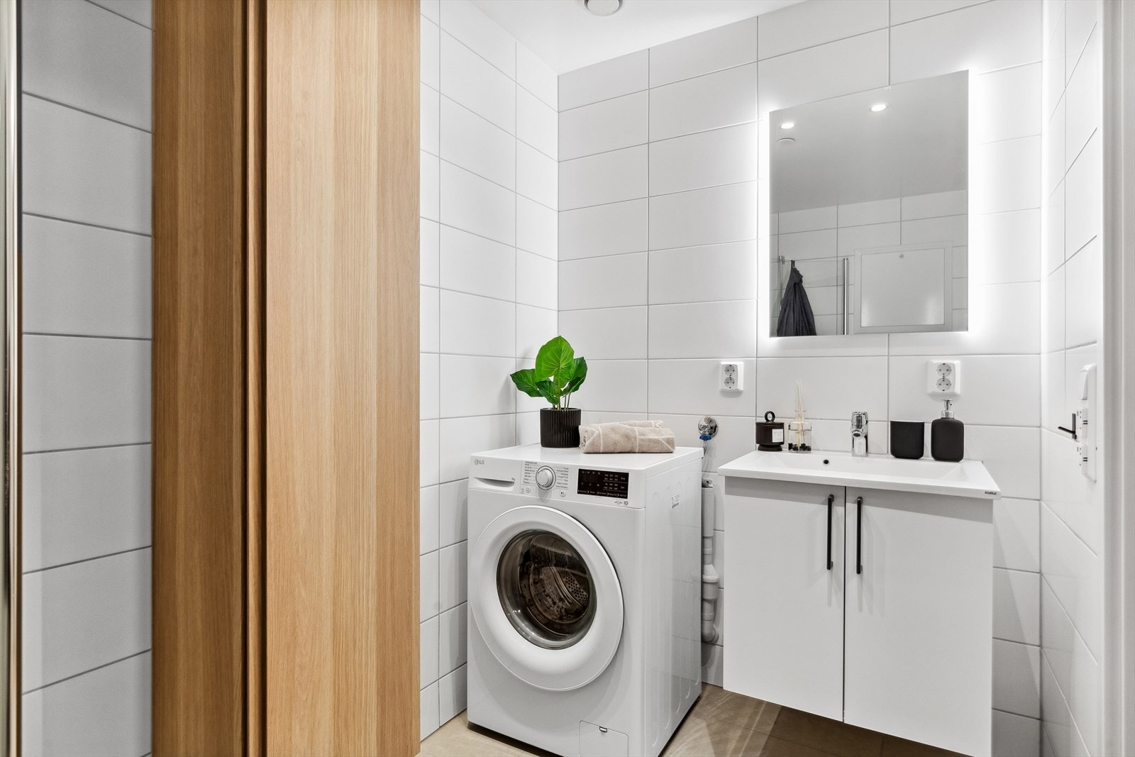 Badet er moderne og stilfullt, og er utstyrt med både gulvvarme og downlights. Galleribilde